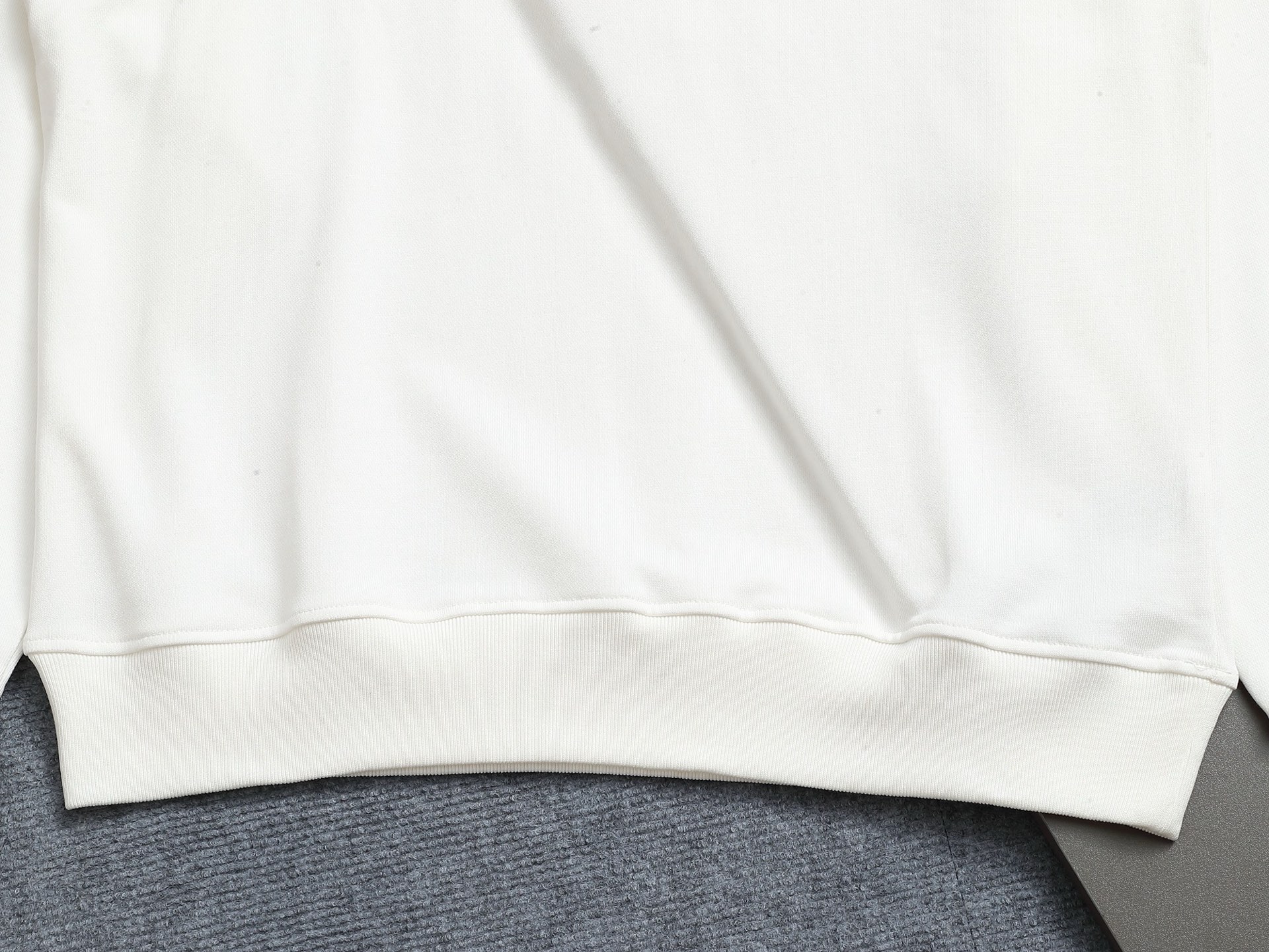 
Chrome hearts ch克罗心十字架印花圆领卫衣
版型大 宽松有型区别低版本瘦长版型上身拉胯
