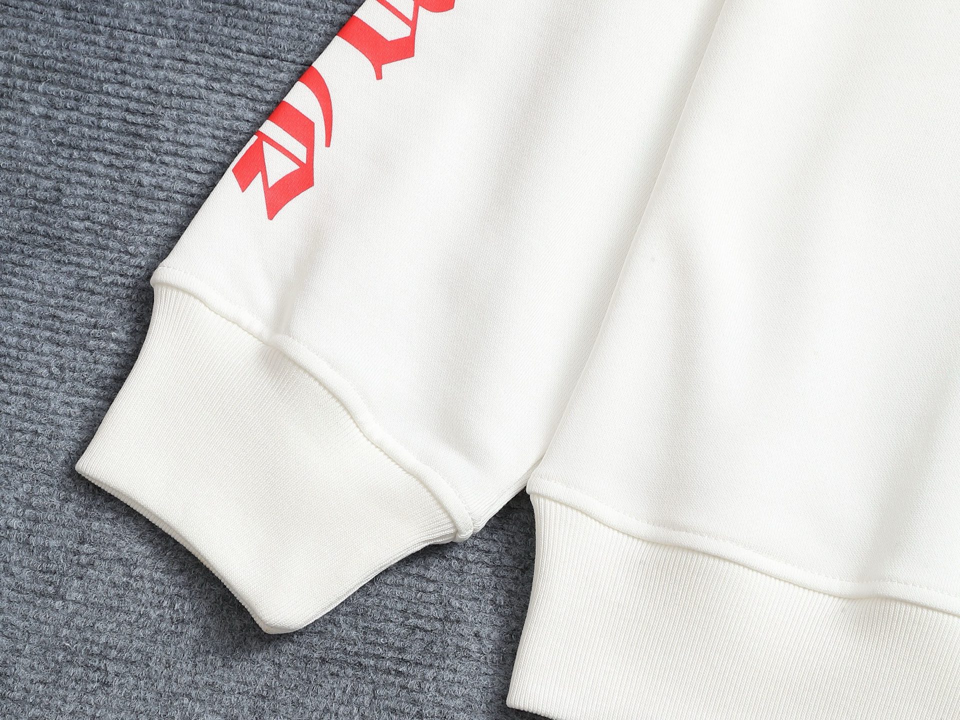 
Chrome hearts ch克罗心十字架印花圆领卫衣
版型大 宽松有型区别低版本瘦长版型上身拉胯
