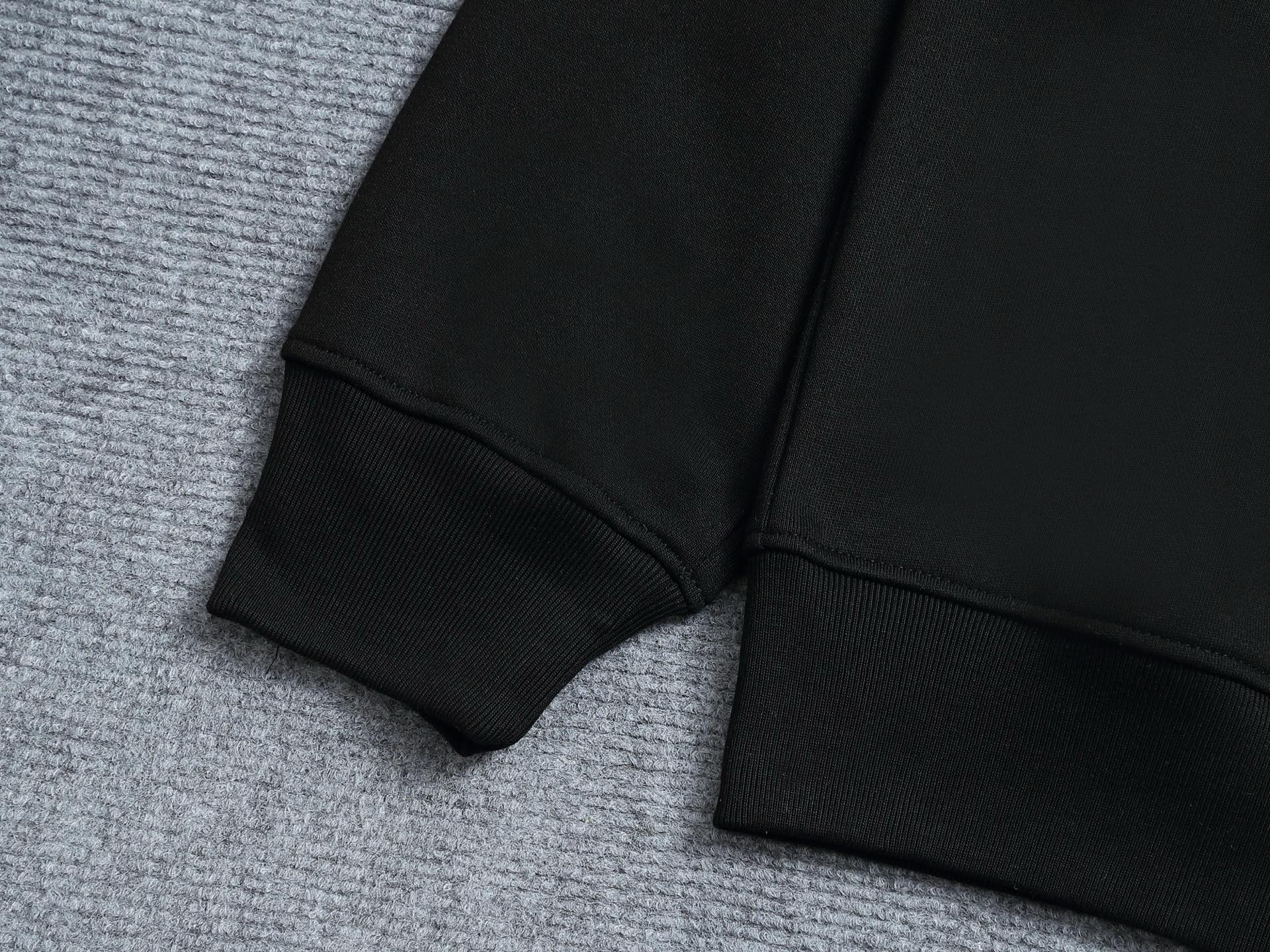        PRAD*微宽版型
普拉达/25ss新款胸前三角标口袋款圆领卫衣，这款卫衣融运动风极简主义