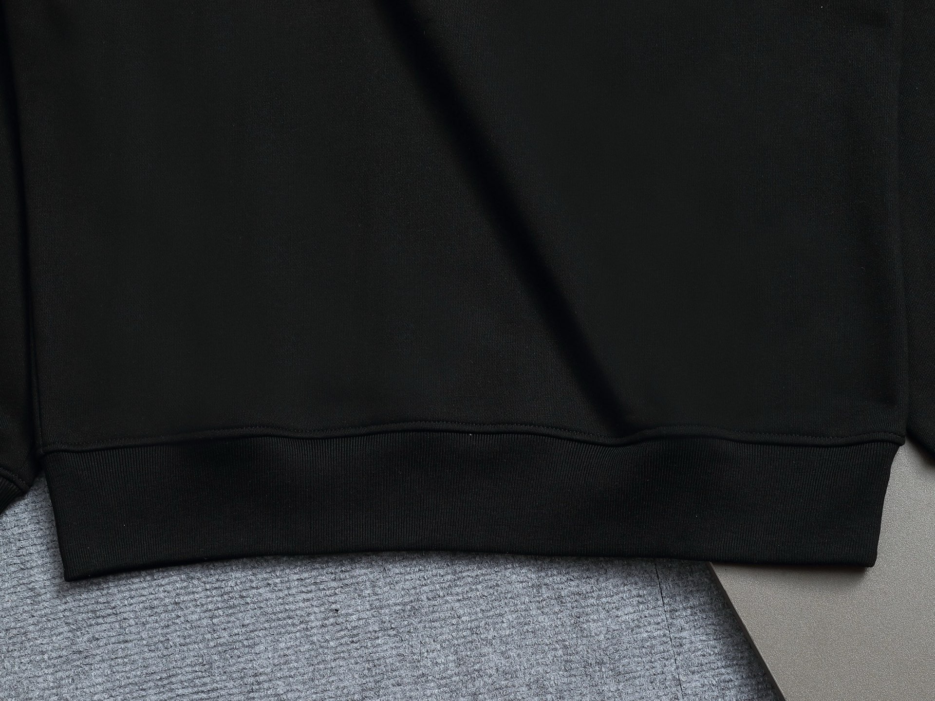        PRAD*微宽版型
普拉达/25ss新款胸前三角标口袋款圆领卫衣，这款卫衣融运动风极简主义