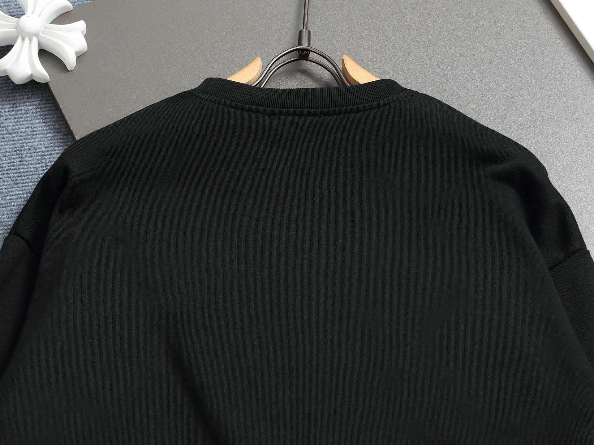        PRAD*微宽版型
普拉达/25ss新款胸前三角标口袋款圆领卫衣，这款卫衣融运动风极简主义