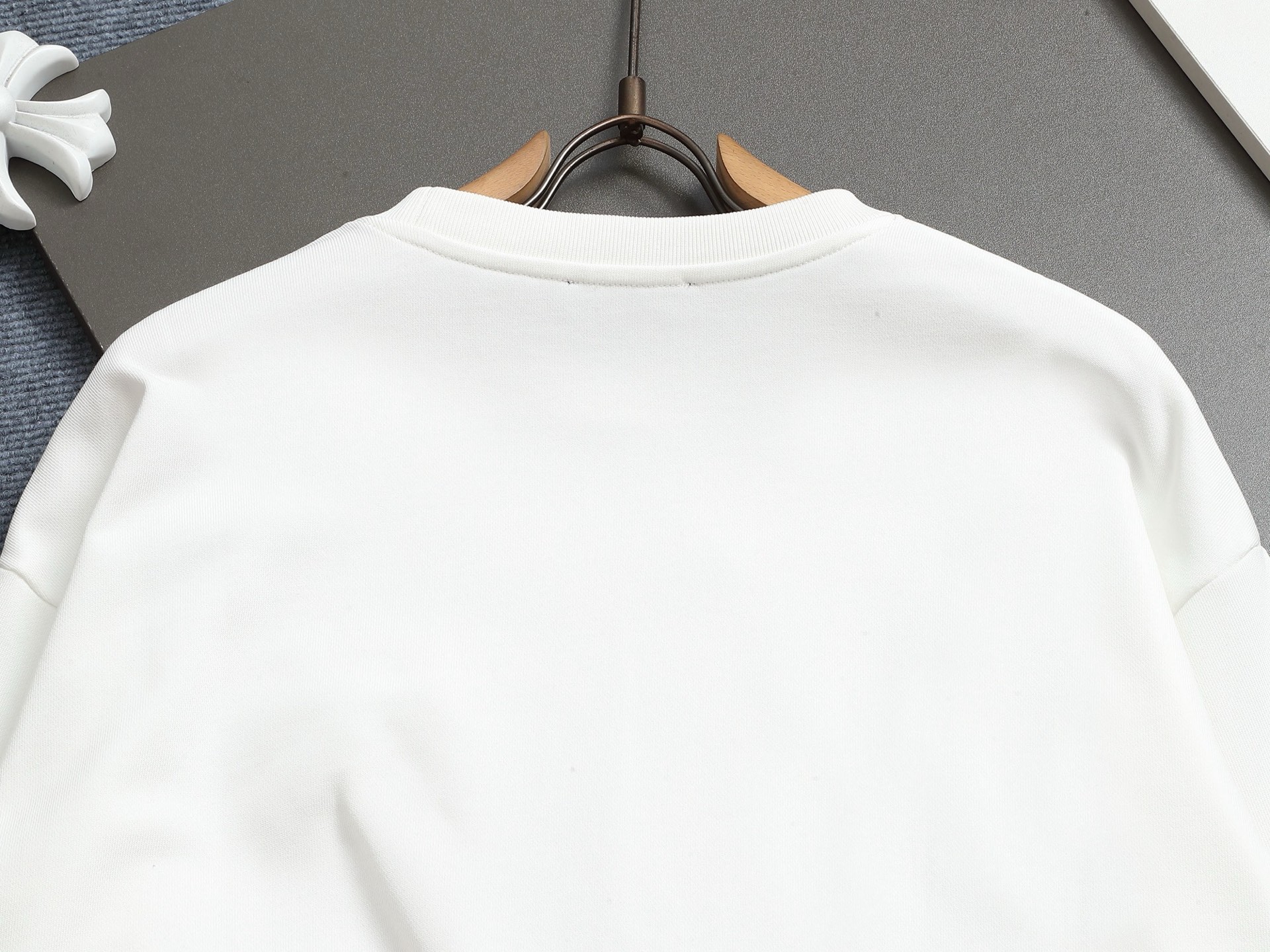        PRAD*微宽版型
普拉达/25ss新款胸前三角标口袋款圆领卫衣，这款卫衣融运动风极简主义