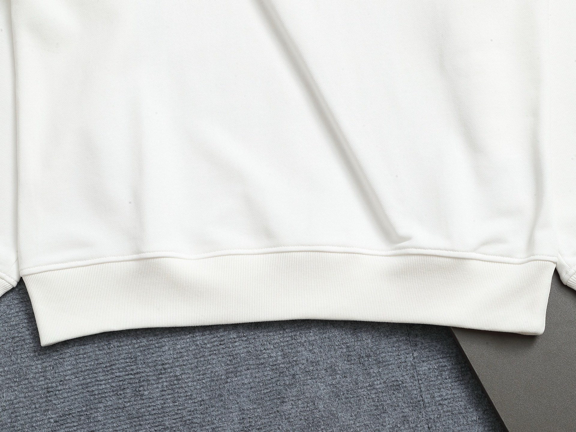        PRAD*微宽版型
普拉达/25ss新款胸前三角标口袋款圆领卫衣，这款卫衣融运动风极简主义