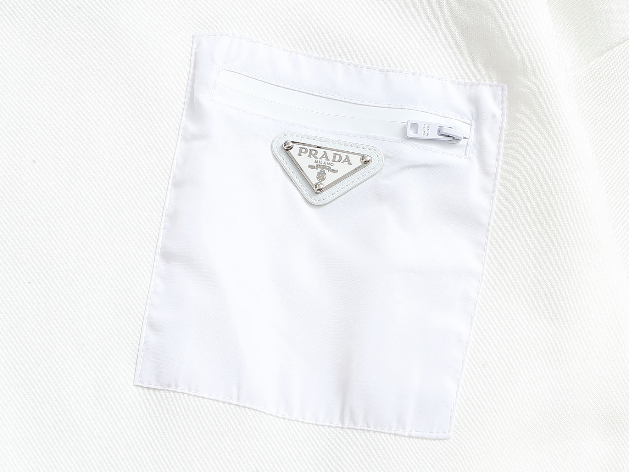        PRAD*微宽版型
普拉达/25ss新款胸前三角标口袋款圆领卫衣，这款卫衣融运动风极简主义