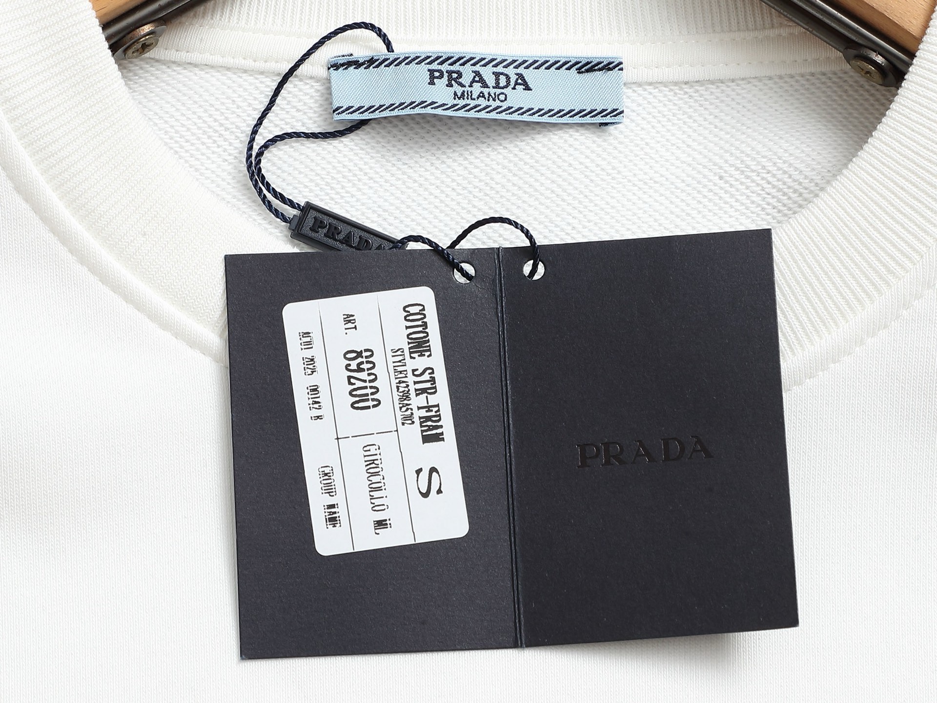        PRAD*微宽版型
普拉达/25ss新款胸前三角标口袋款圆领卫衣，这款卫衣融运动风极简主义