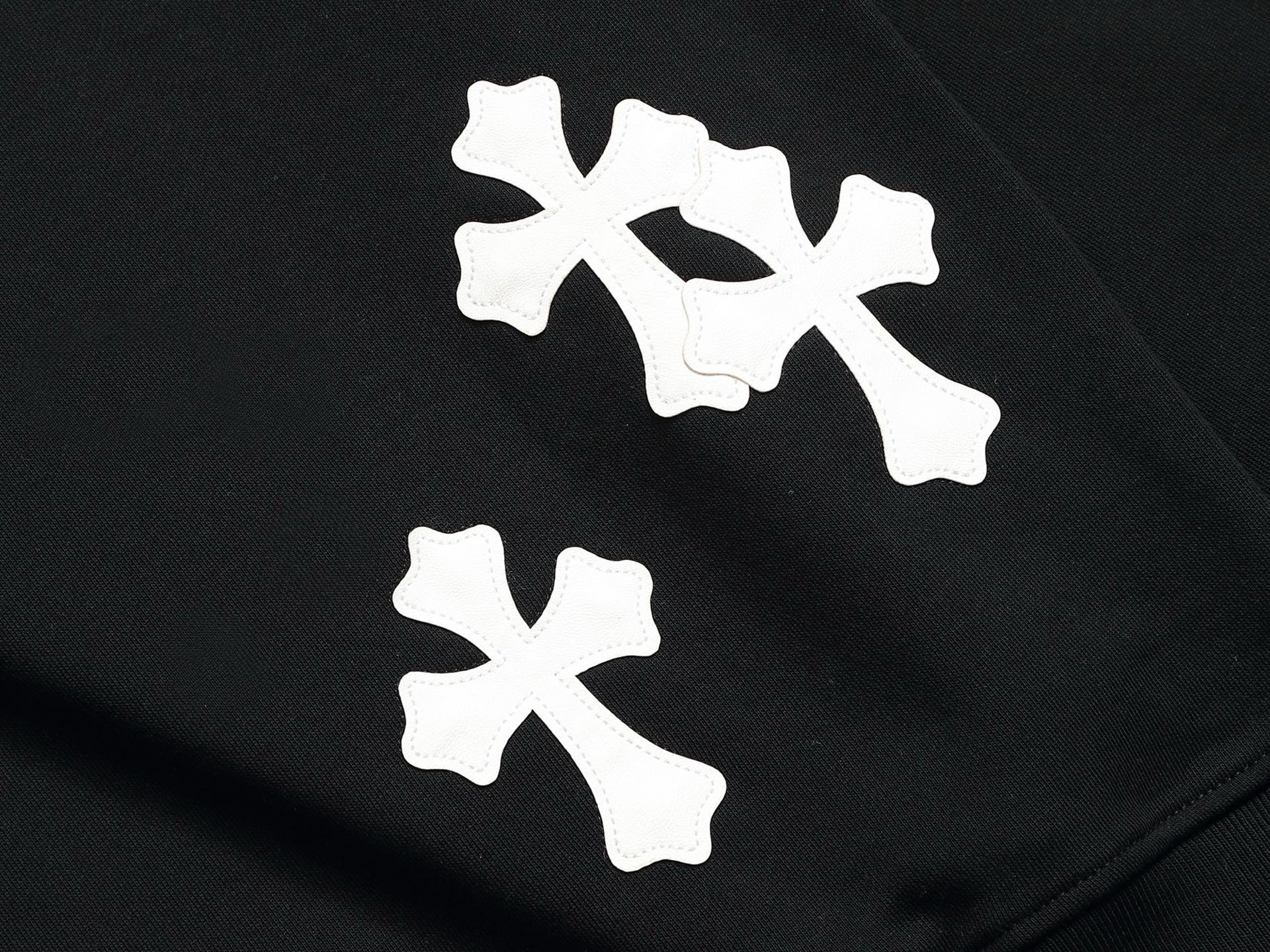 
Chrome hearts ch克罗心十字架贴皮刺绣圆领卫衣
版型大 宽松有型区别低版本瘦长版型上身拉