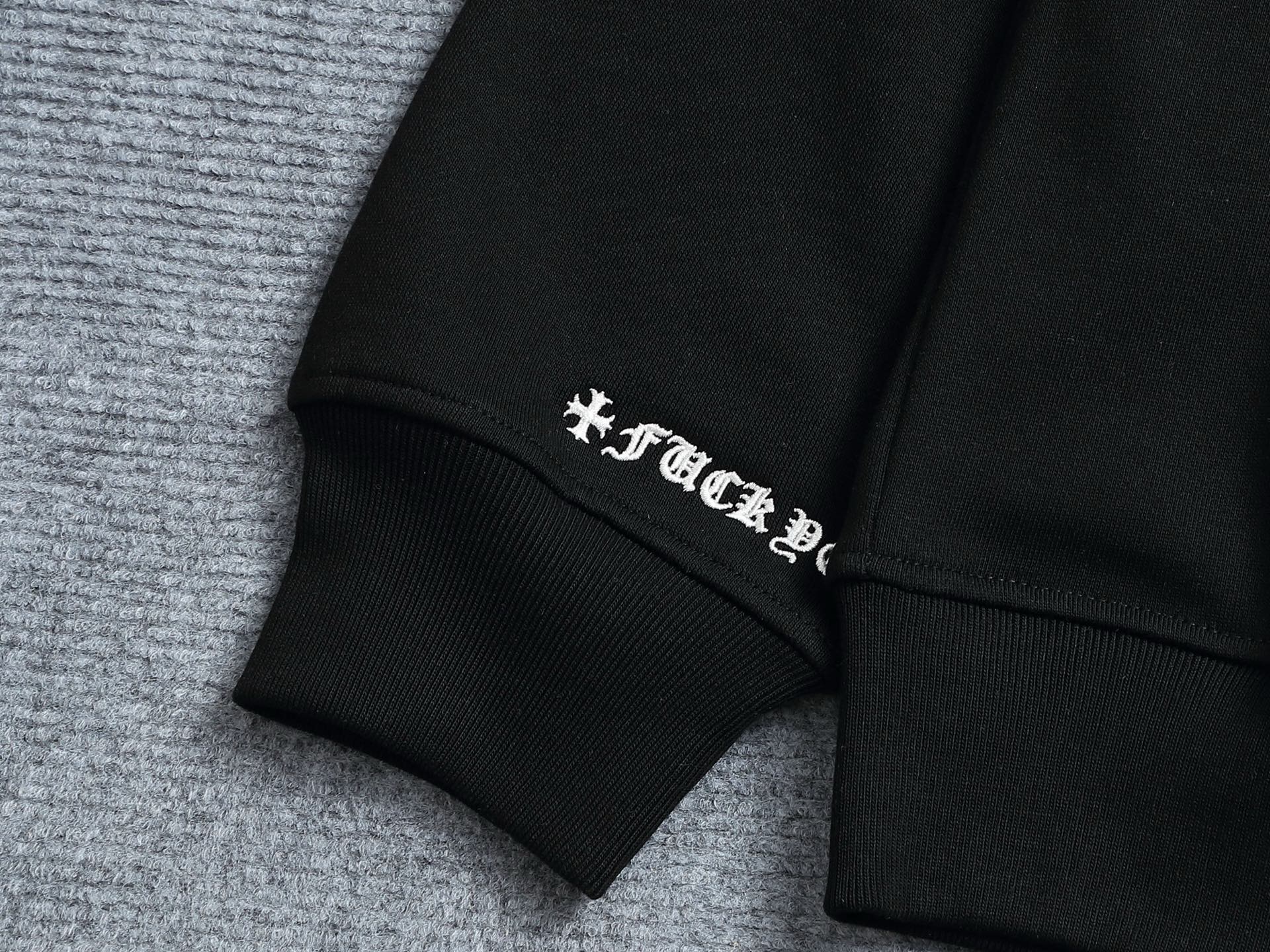 
Chrome hearts ch克罗心十字架贴皮刺绣圆领卫衣
版型大 宽松有型区别低版本瘦长版型上身拉