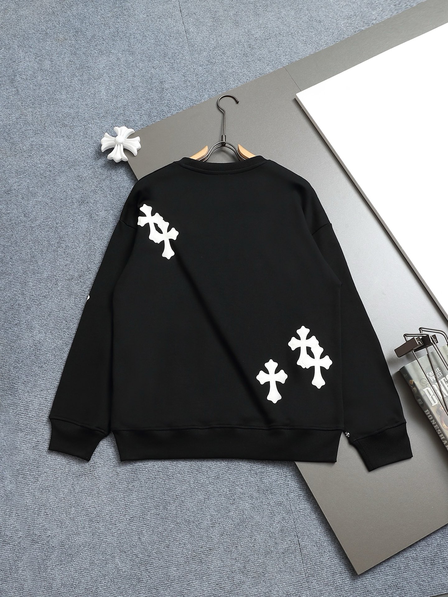 
Chrome hearts ch克罗心十字架贴皮刺绣圆领卫衣
版型大 宽松有型区别低版本瘦长版型上身拉