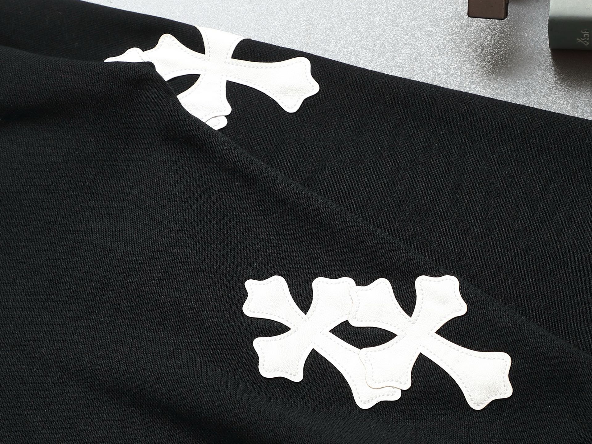 
Chrome hearts ch克罗心十字架贴皮刺绣圆领卫衣
版型大 宽松有型区别低版本瘦长版型上身拉