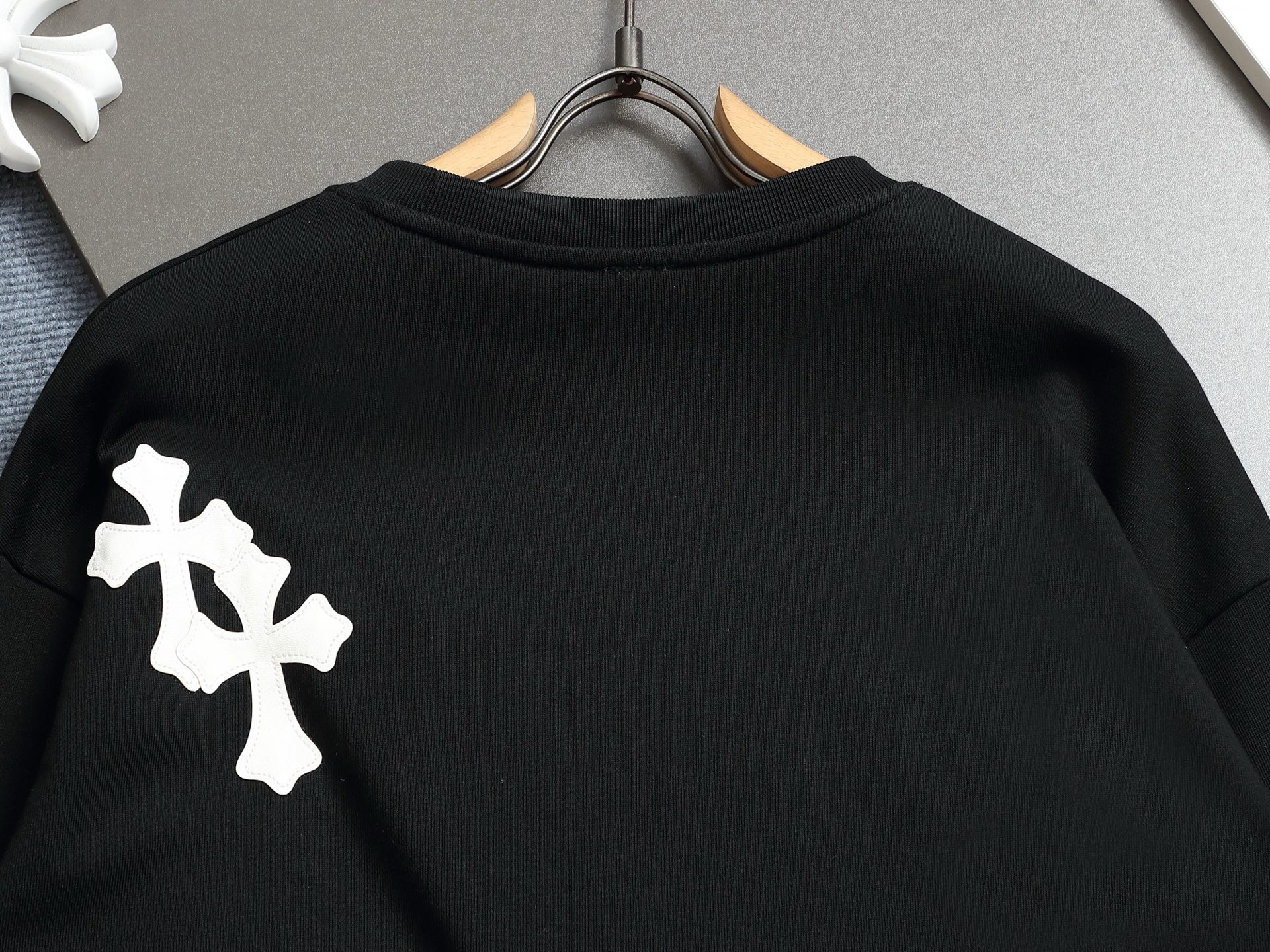 
Chrome hearts ch克罗心十字架贴皮刺绣圆领卫衣
版型大 宽松有型区别低版本瘦长版型上身拉