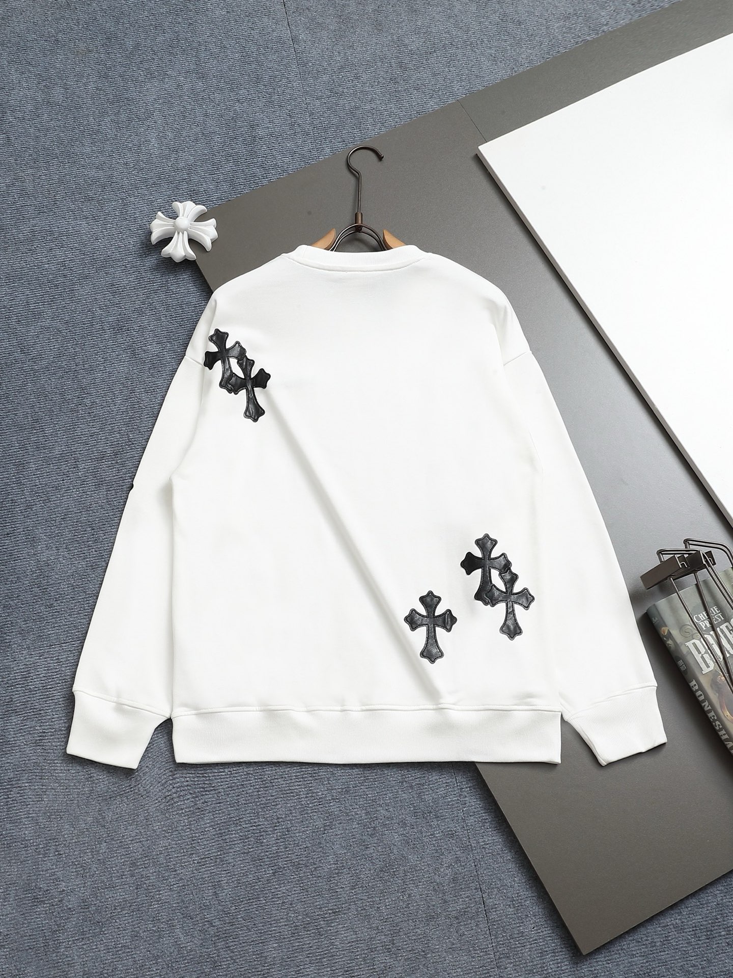 
Chrome hearts ch克罗心十字架贴皮刺绣圆领卫衣
版型大 宽松有型区别低版本瘦长版型上身拉