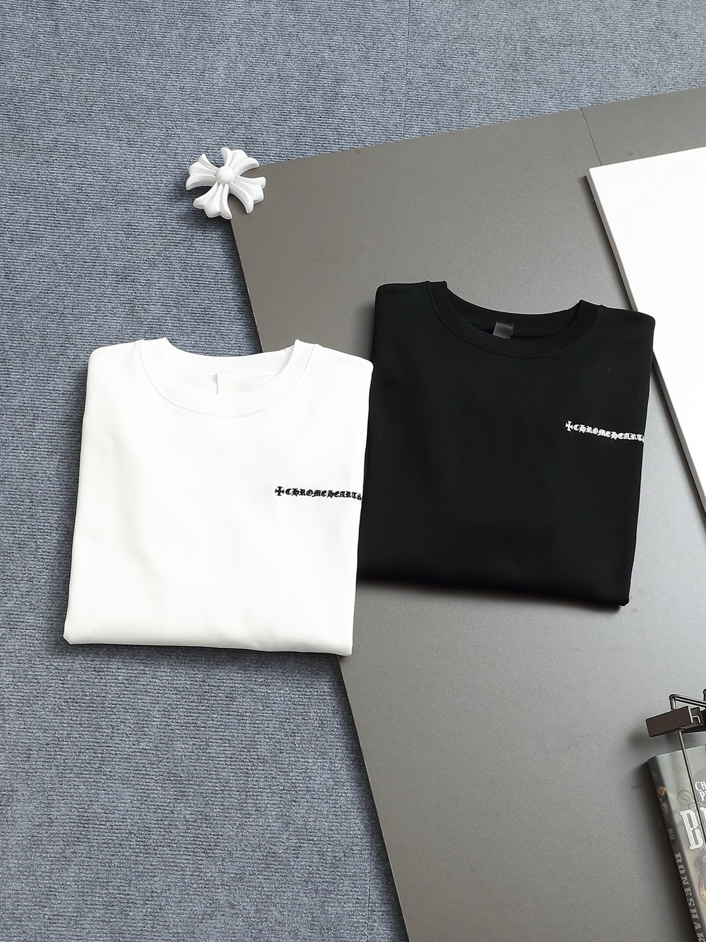 
Chrome hearts ch克罗心十字架贴皮刺绣圆领卫衣
版型大 宽松有型区别低版本瘦长版型上身拉