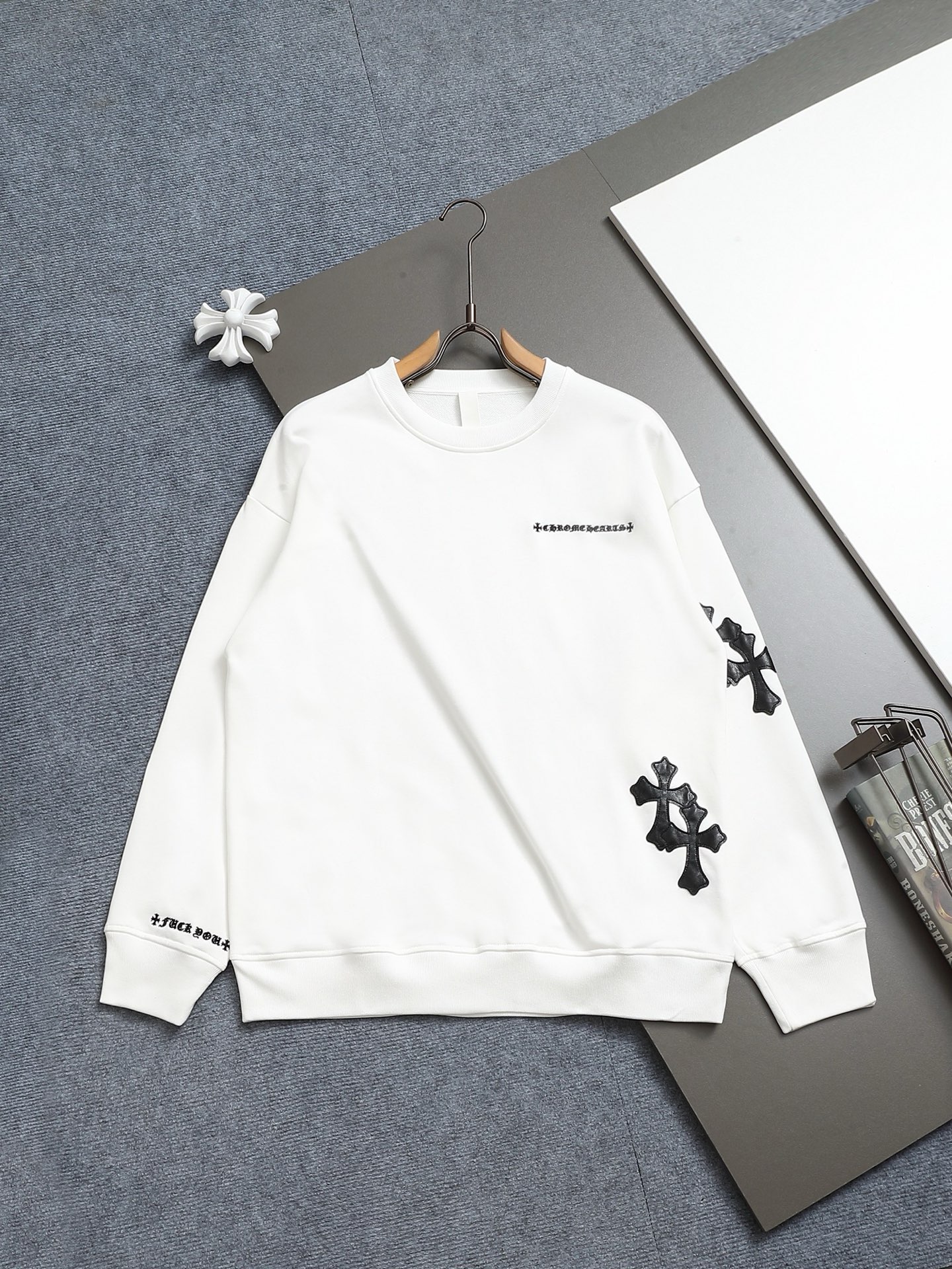 
Chrome hearts ch克罗心十字架贴皮刺绣圆领卫衣
版型大 宽松有型区别低版本瘦长版型上身拉