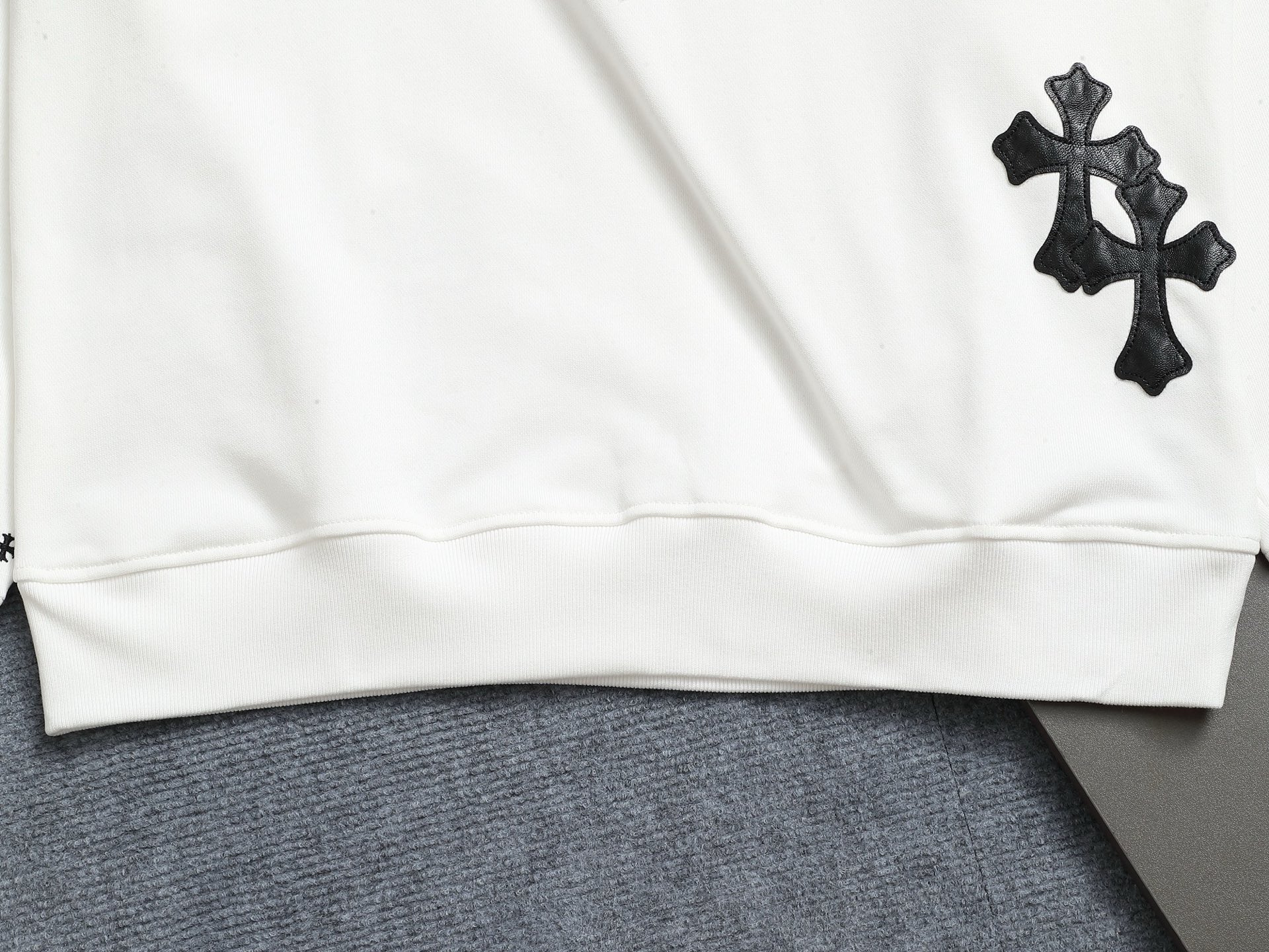 
Chrome hearts ch克罗心十字架贴皮刺绣圆领卫衣
版型大 宽松有型区别低版本瘦长版型上身拉