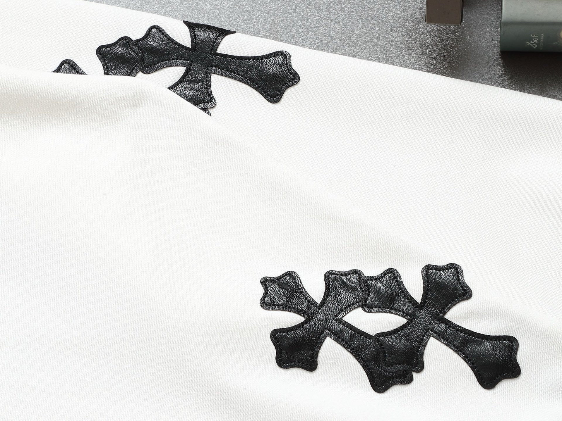 
Chrome hearts ch克罗心十字架贴皮刺绣圆领卫衣
版型大 宽松有型区别低版本瘦长版型上身拉