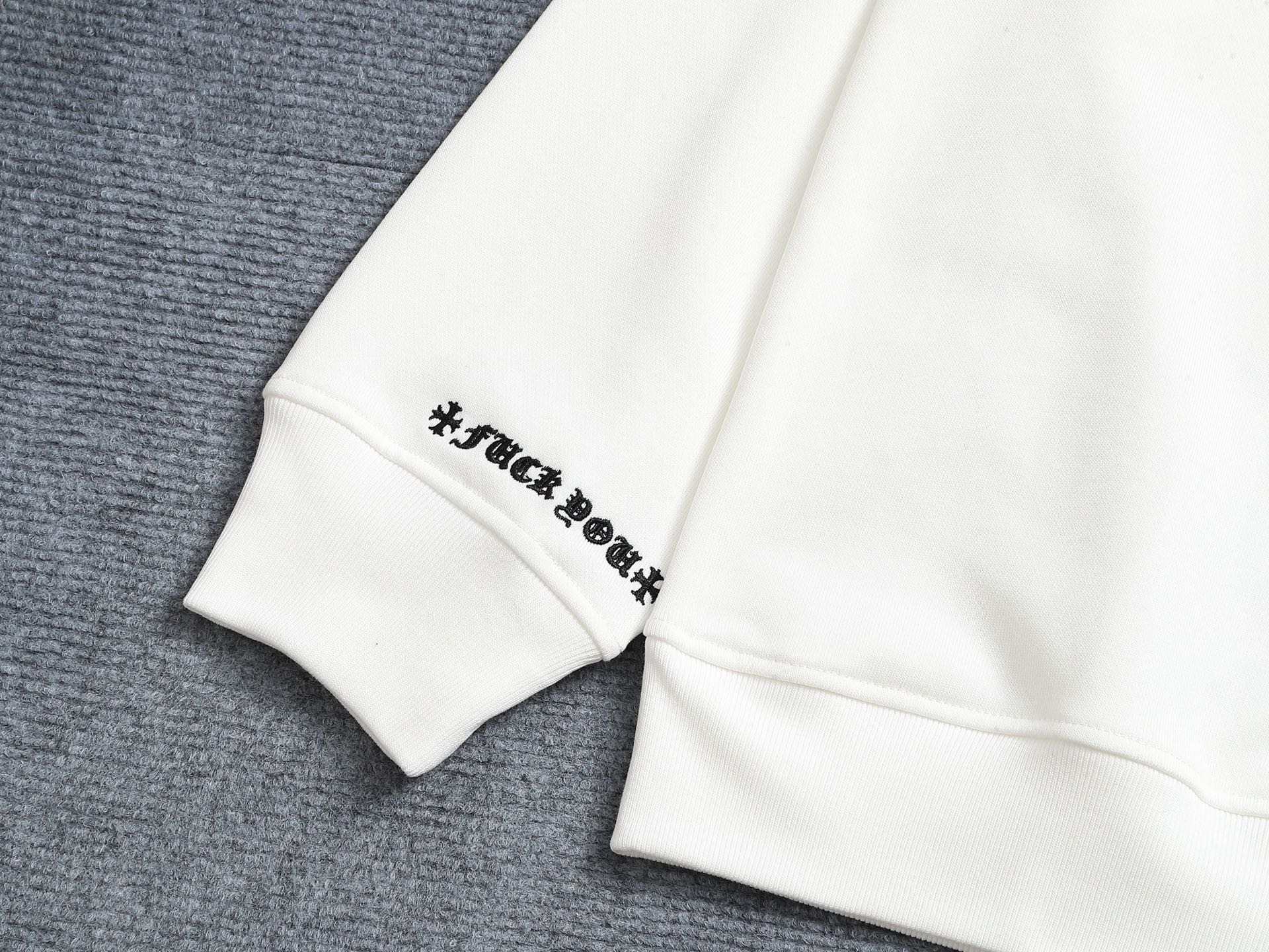 
Chrome hearts ch克罗心十字架贴皮刺绣圆领卫衣
版型大 宽松有型区别低版本瘦长版型上身拉