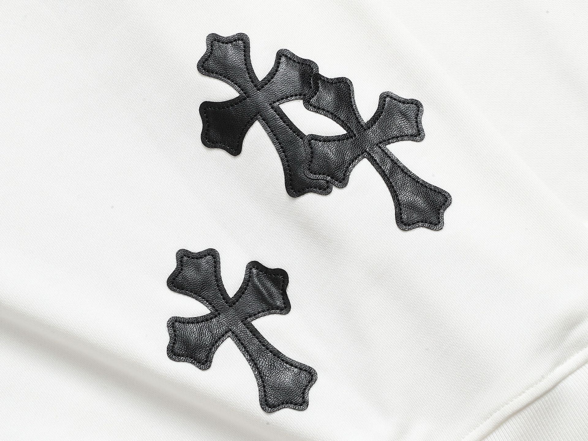 
Chrome hearts ch克罗心十字架贴皮刺绣圆领卫衣
版型大 宽松有型区别低版本瘦长版型上身拉