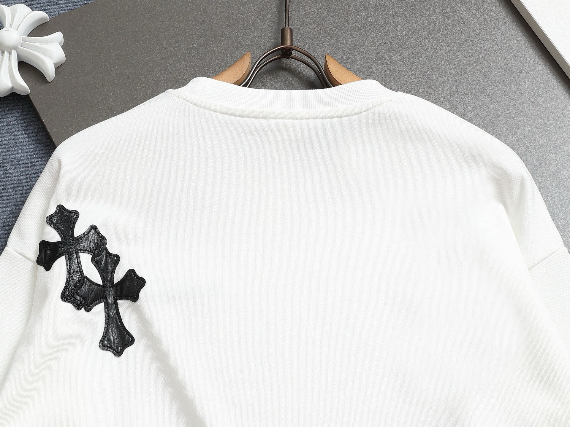 
Chrome hearts ch克罗心十字架贴皮刺绣圆领卫衣
版型大 宽松有型区别低版本瘦长版型上身拉