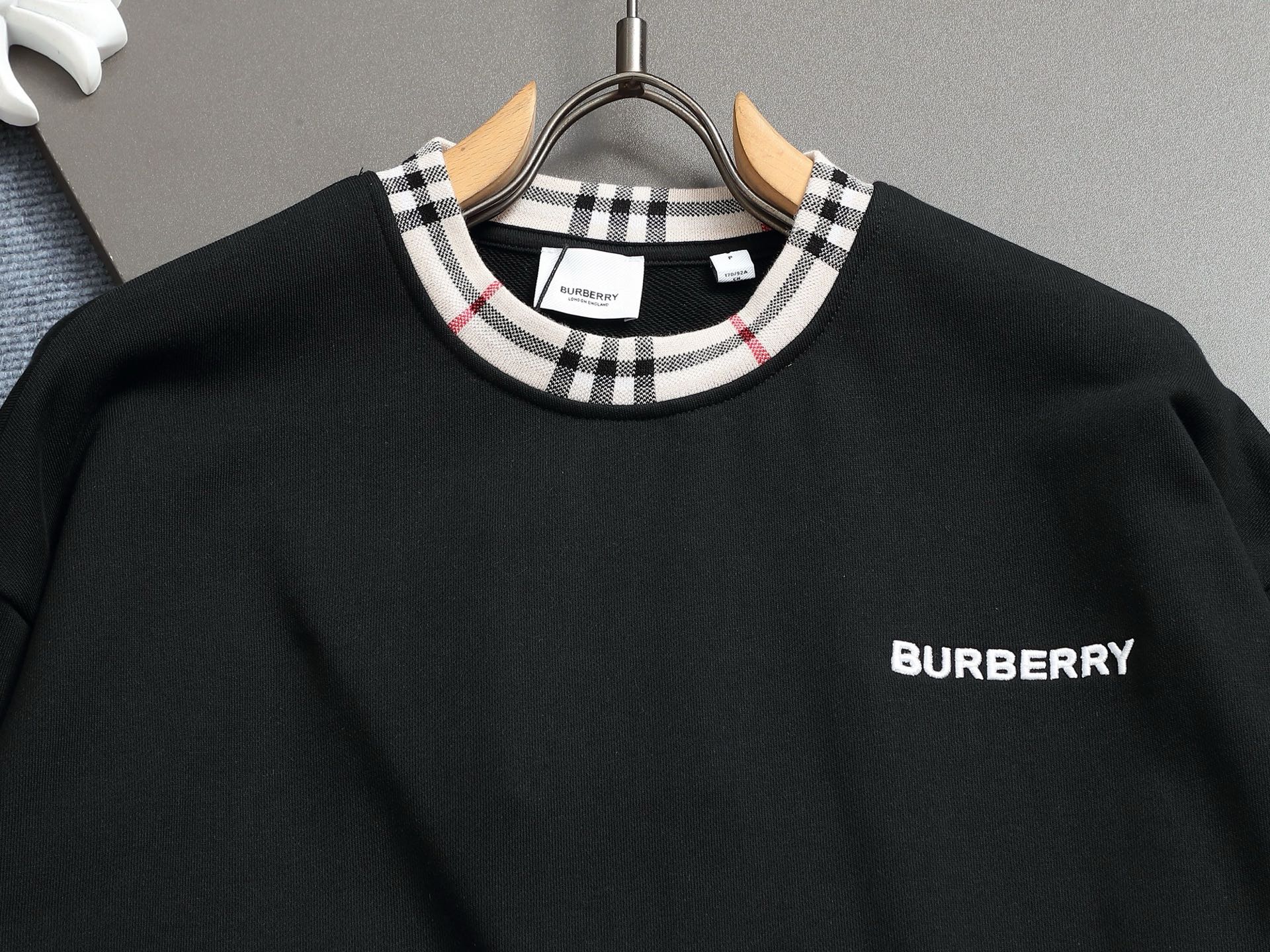 
BURBERRY/巴宝莉 420克圆领卫衣
品牌格纹领口立体凹凸字母LOGO刺绣工艺
官方同步  高版