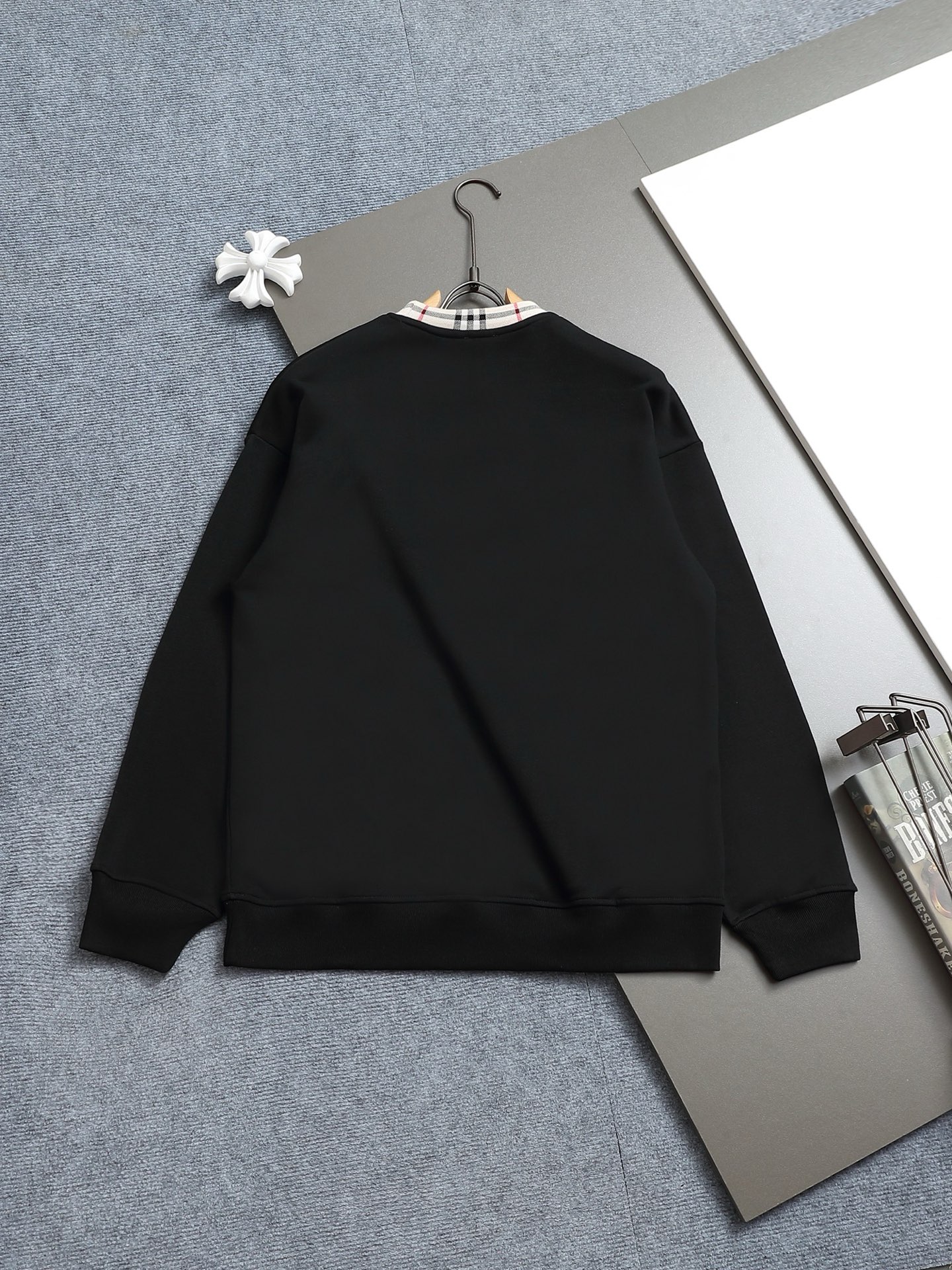 
BURBERRY/巴宝莉 420克圆领卫衣
品牌格纹领口立体凹凸字母LOGO刺绣工艺
官方同步  高版