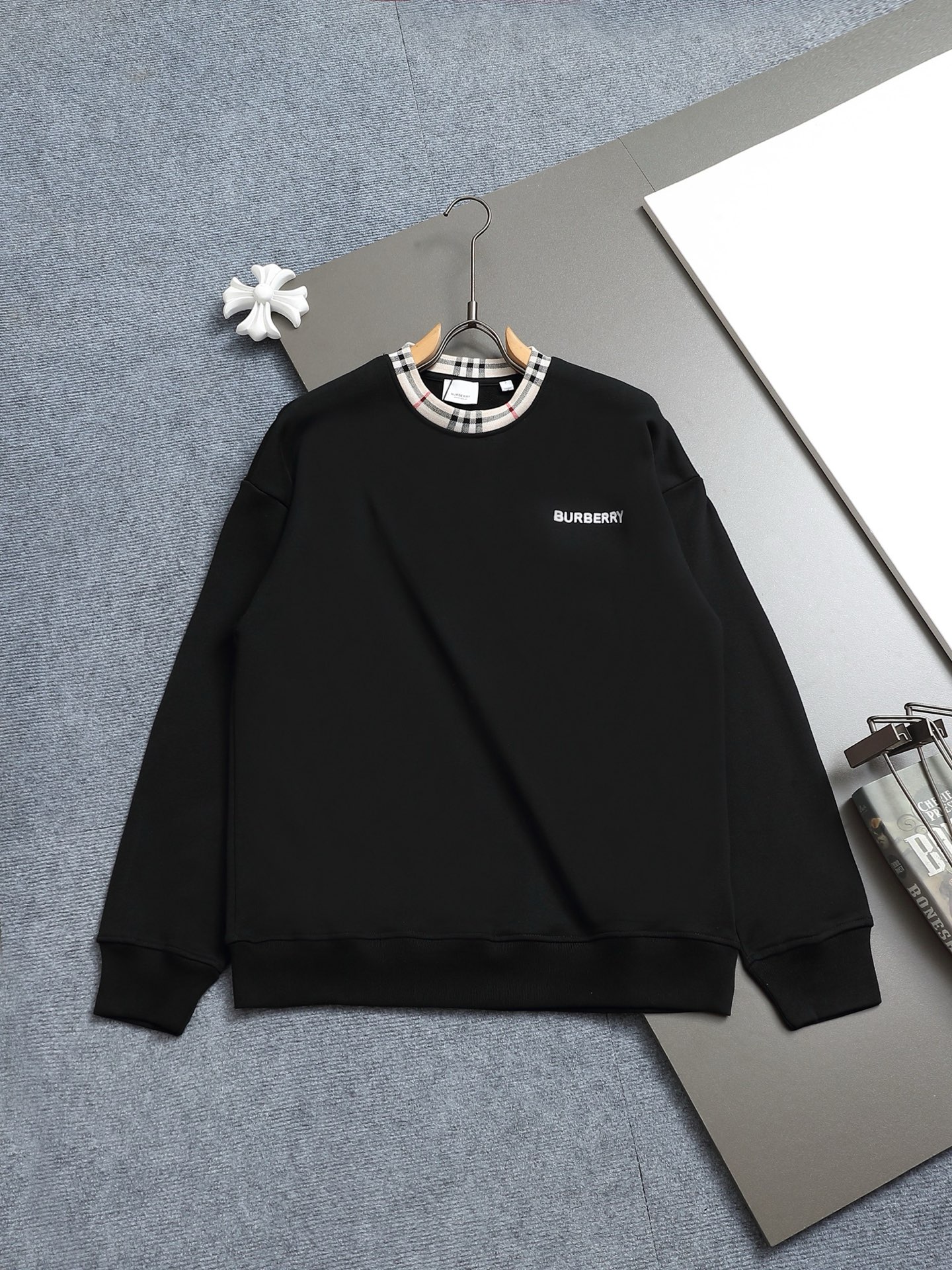 
BURBERRY/巴宝莉 420克圆领卫衣
品牌格纹领口立体凹凸字母LOGO刺绣工艺
官方同步  高版