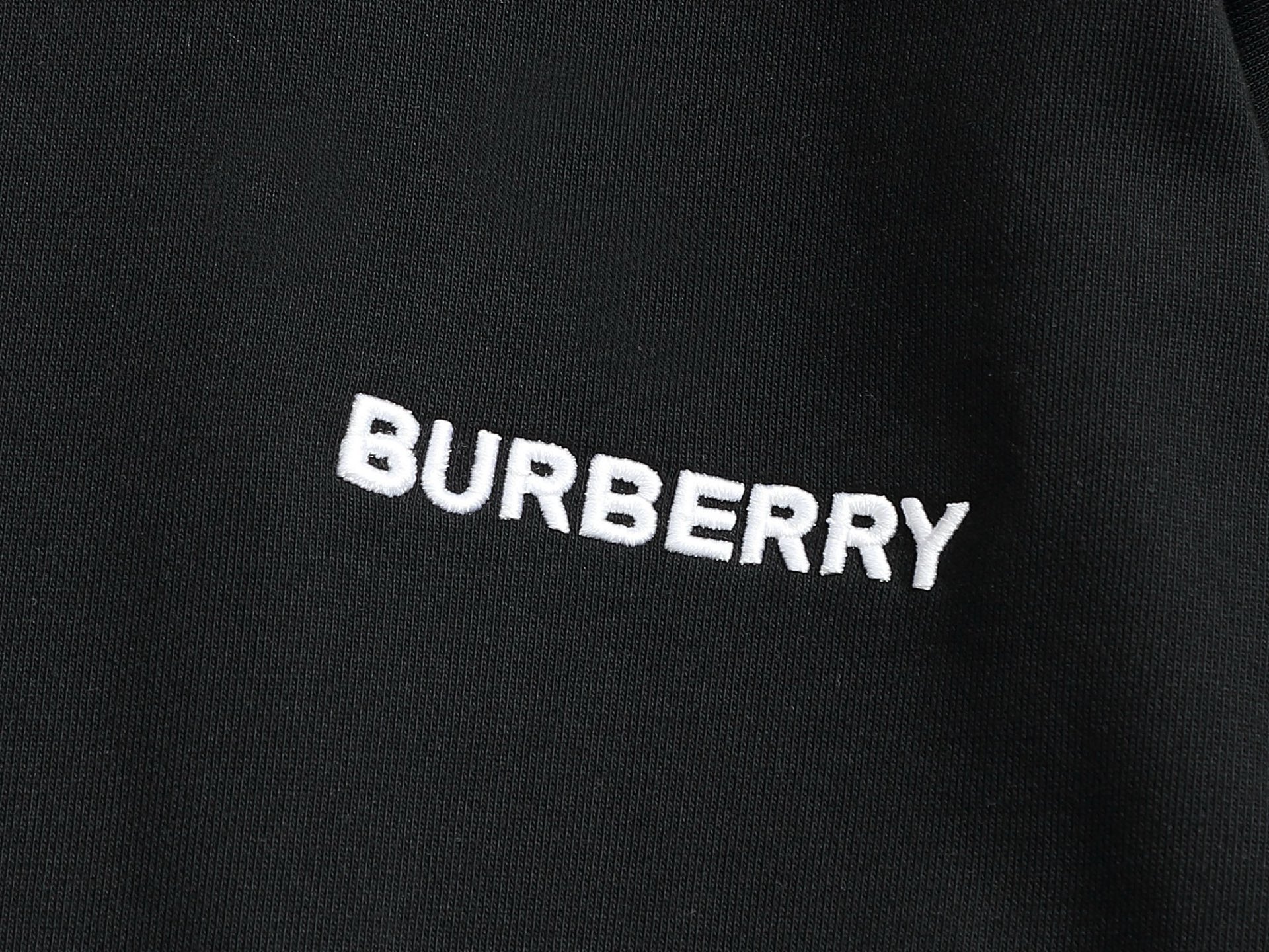 
BURBERRY/巴宝莉 420克圆领卫衣
品牌格纹领口立体凹凸字母LOGO刺绣工艺
官方同步  高版