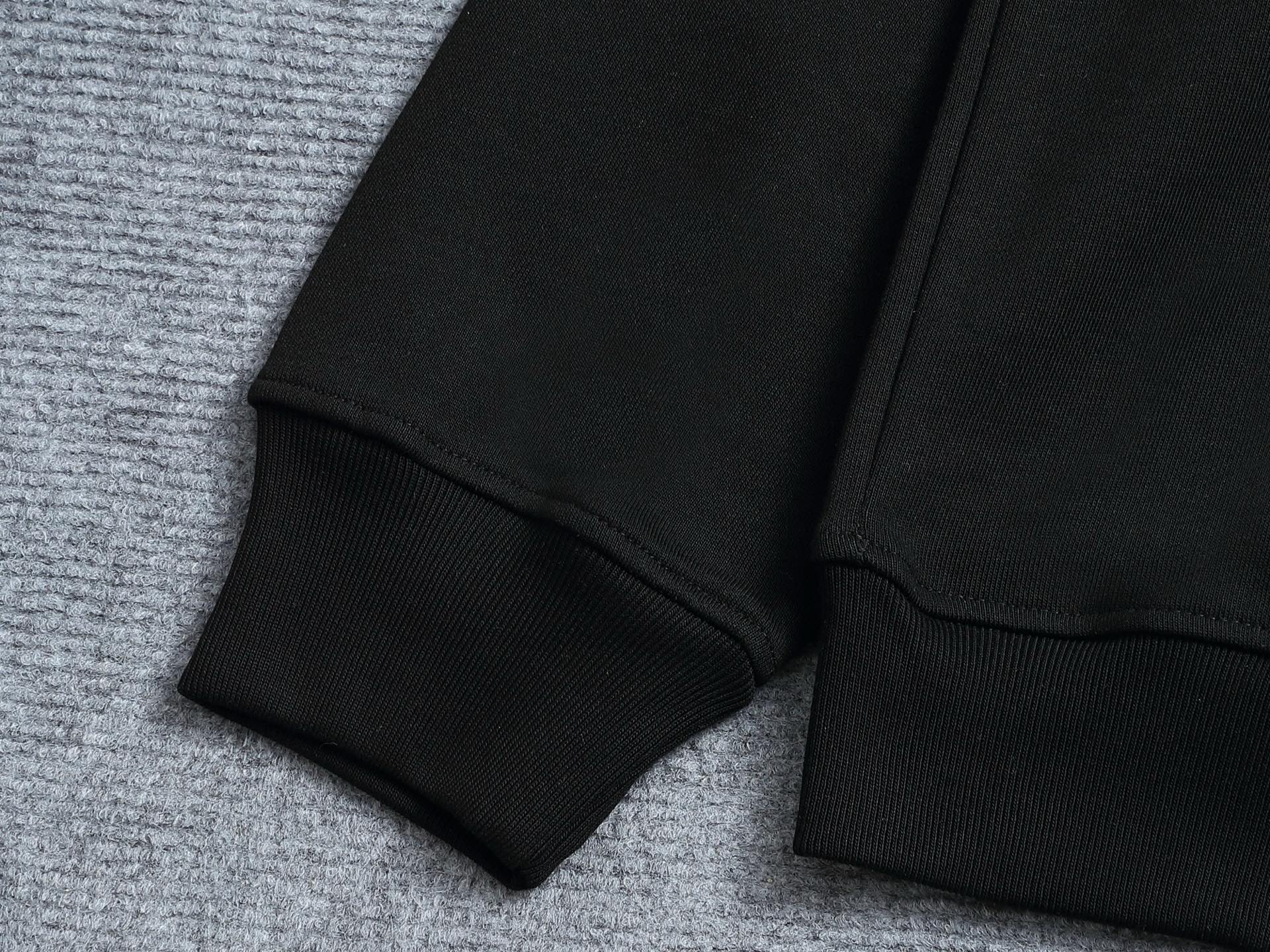 
BURBERRY/巴宝莉 420克圆领卫衣
品牌格纹领口立体凹凸字母LOGO刺绣工艺
官方同步  高版