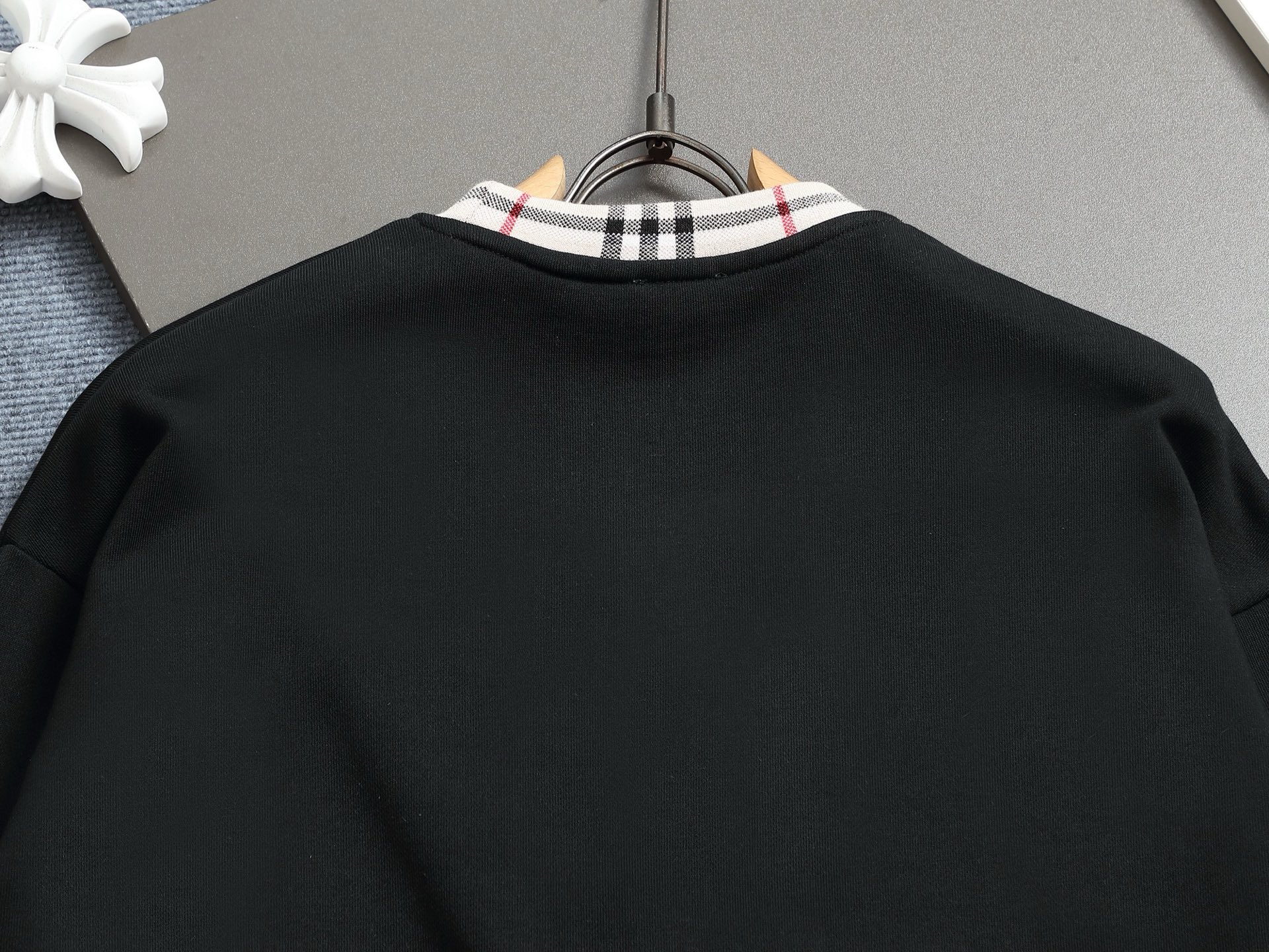 
BURBERRY/巴宝莉 420克圆领卫衣
品牌格纹领口立体凹凸字母LOGO刺绣工艺
官方同步  高版