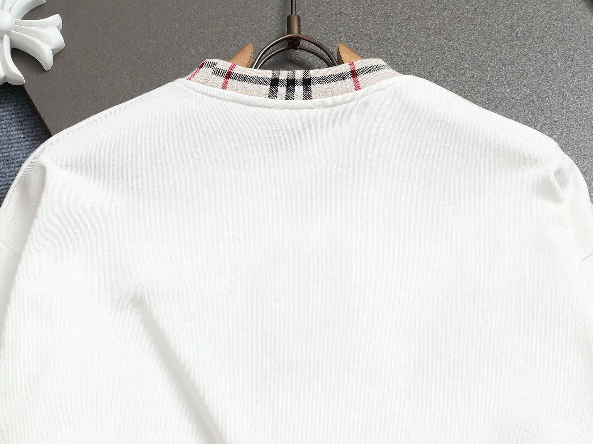 
BURBERRY/巴宝莉 420克圆领卫衣
品牌格纹领口立体凹凸字母LOGO刺绣工艺
官方同步  高版