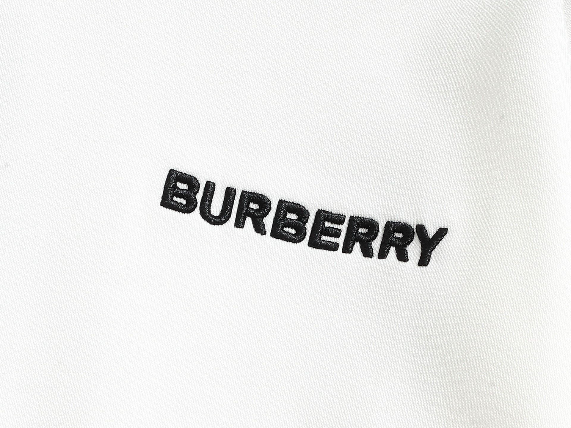 
BURBERRY/巴宝莉 420克圆领卫衣
品牌格纹领口立体凹凸字母LOGO刺绣工艺
官方同步  高版