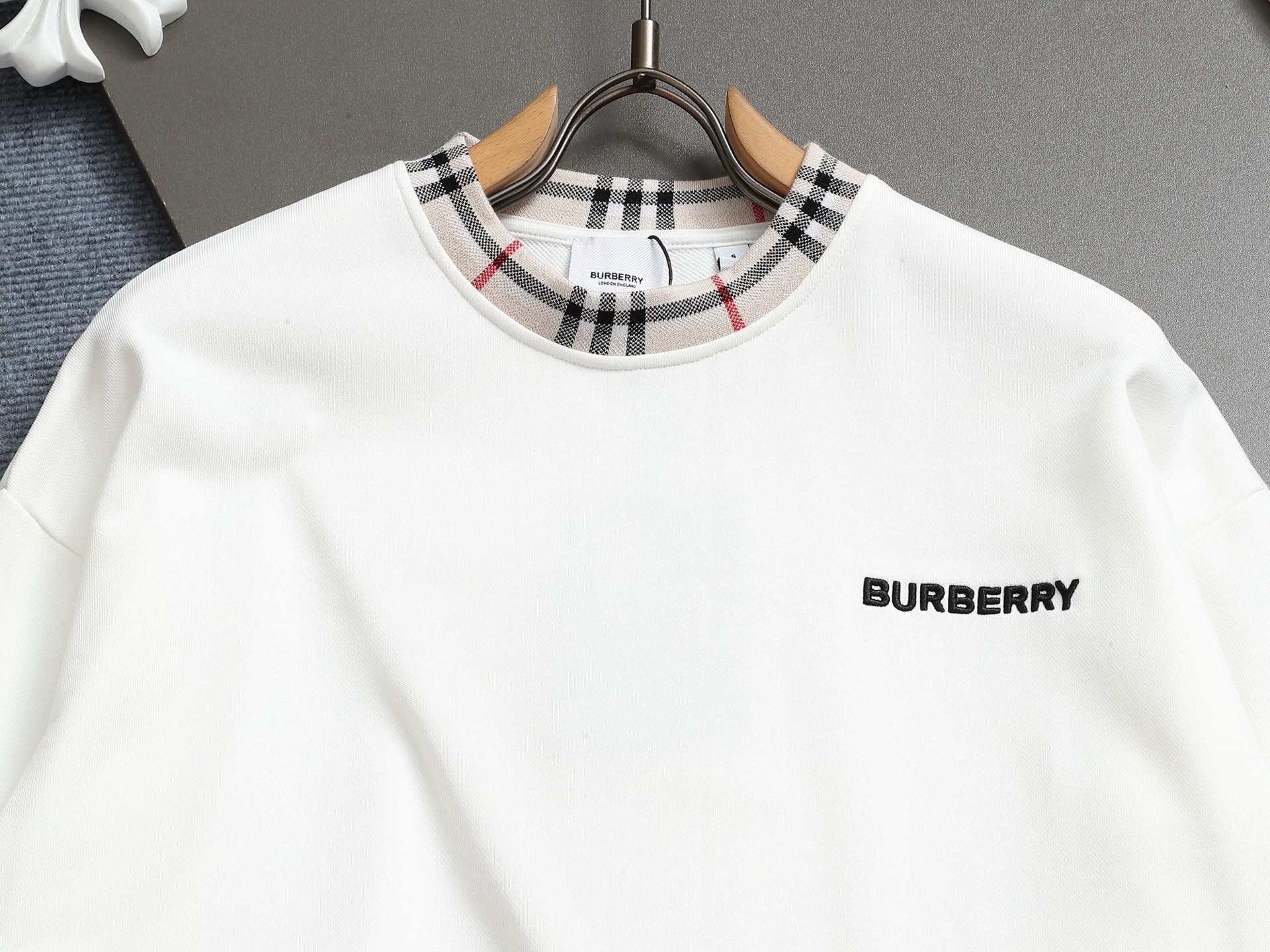 
BURBERRY/巴宝莉 420克圆领卫衣
品牌格纹领口立体凹凸字母LOGO刺绣工艺
官方同步  高版