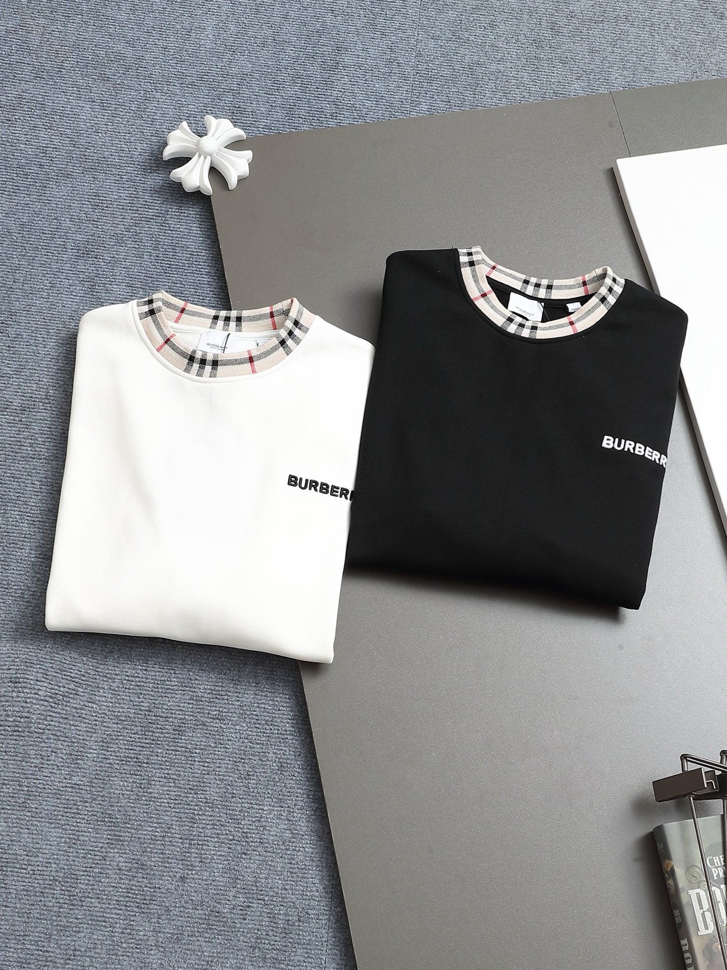 
BURBERRY/巴宝莉 420克圆领卫衣
品牌格纹领口立体凹凸字母LOGO刺绣工艺
官方同步  高版