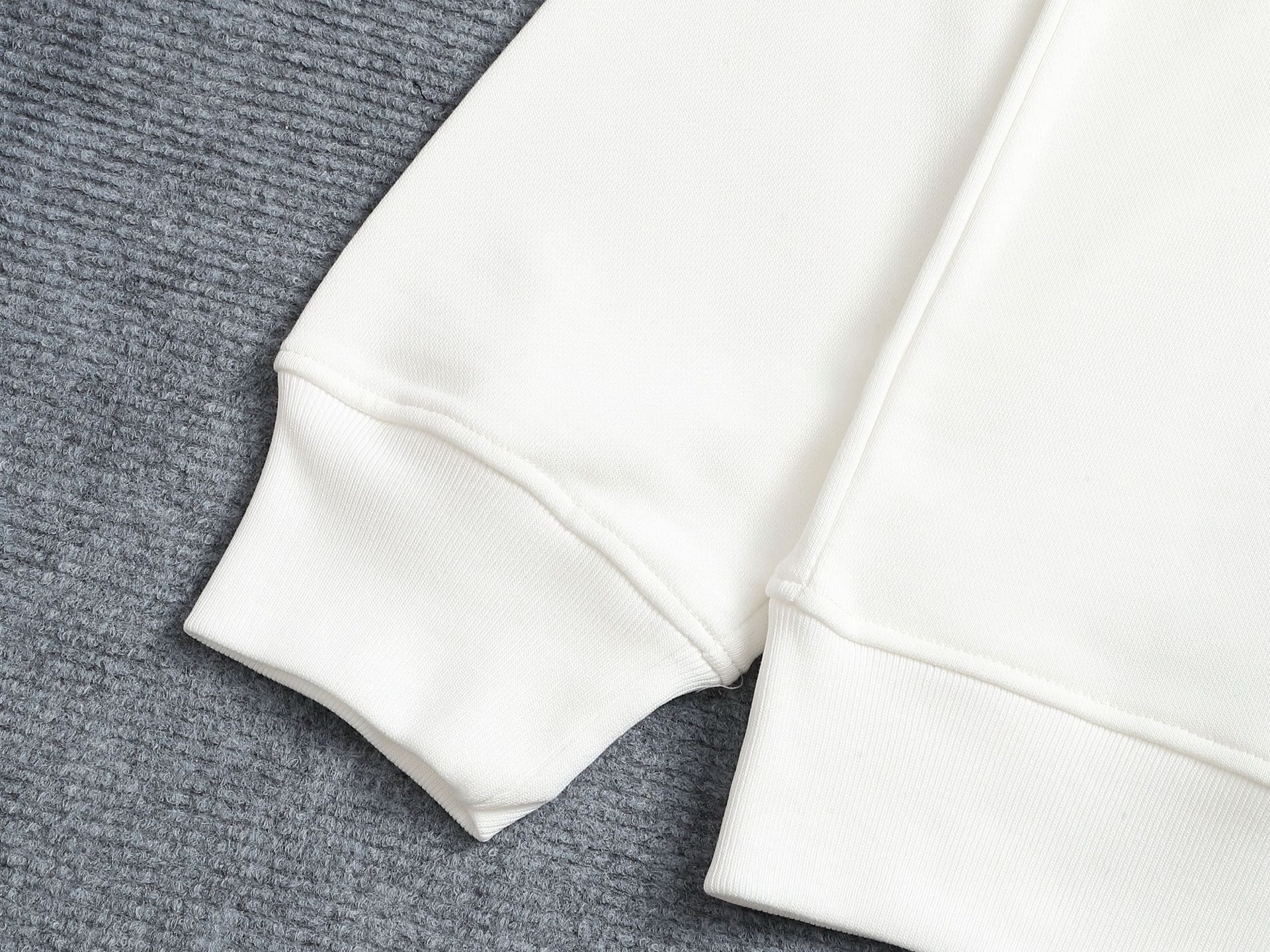 
BURBERRY/巴宝莉 420克圆领卫衣
品牌格纹领口立体凹凸字母LOGO刺绣工艺
官方同步  高版