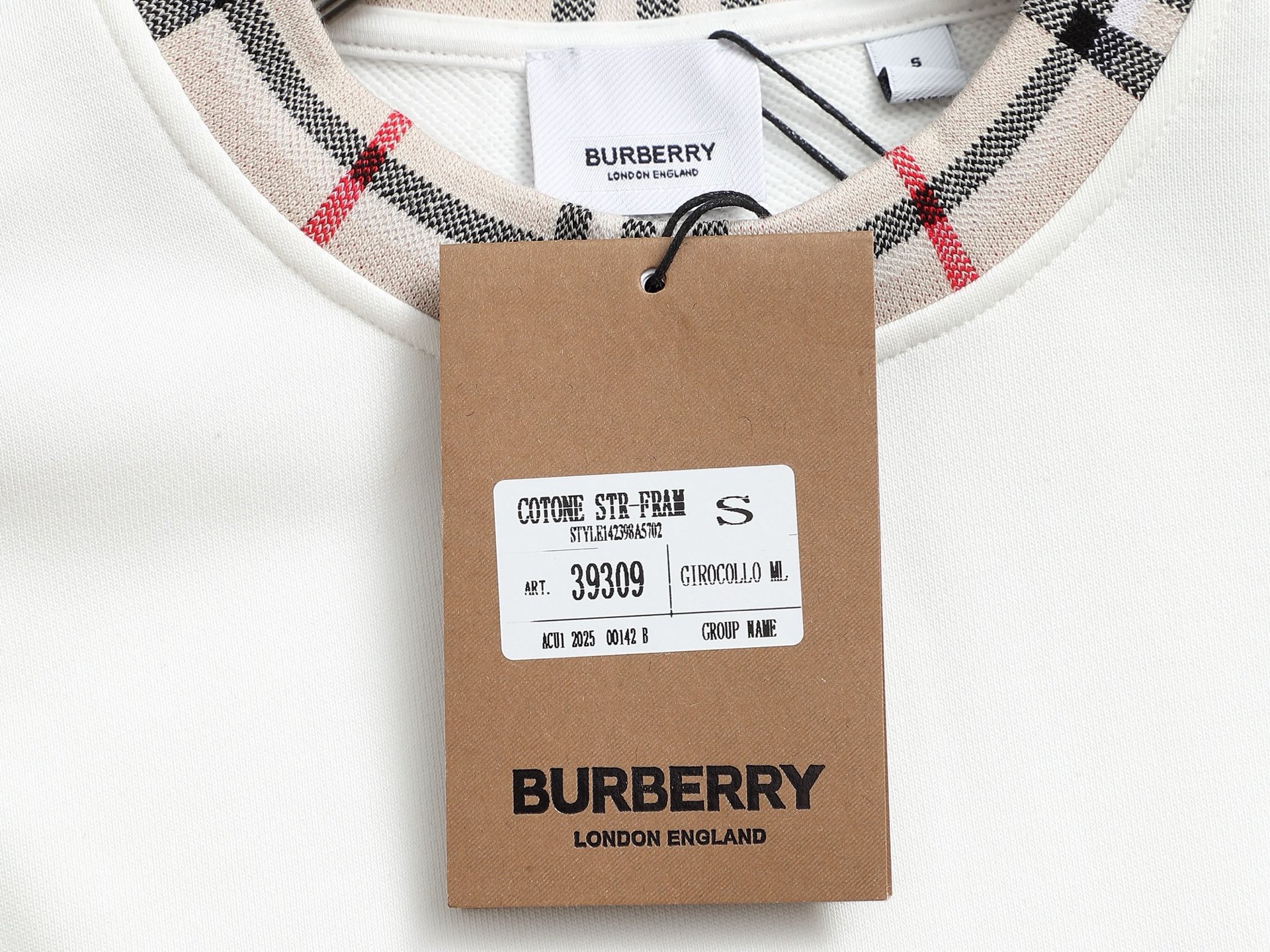 
BURBERRY/巴宝莉 420克圆领卫衣
品牌格纹领口立体凹凸字母LOGO刺绣工艺
官方同步  高版