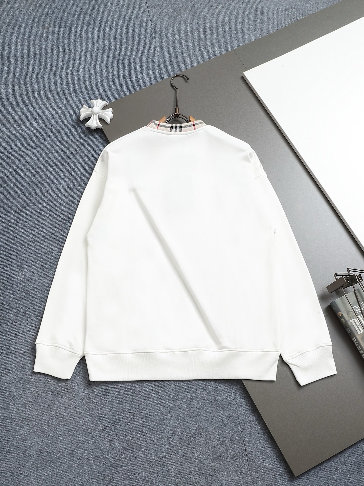 
BURBERRY/巴宝莉 420克圆领卫衣
品牌格纹领口立体凹凸字母LOGO刺绣工艺
官方同步  高版