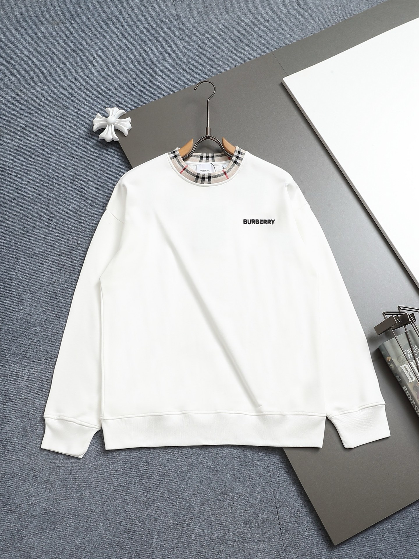 
BURBERRY/巴宝莉 420克圆领卫衣
品牌格纹领口立体凹凸字母LOGO刺绣工艺
官方同步  高版