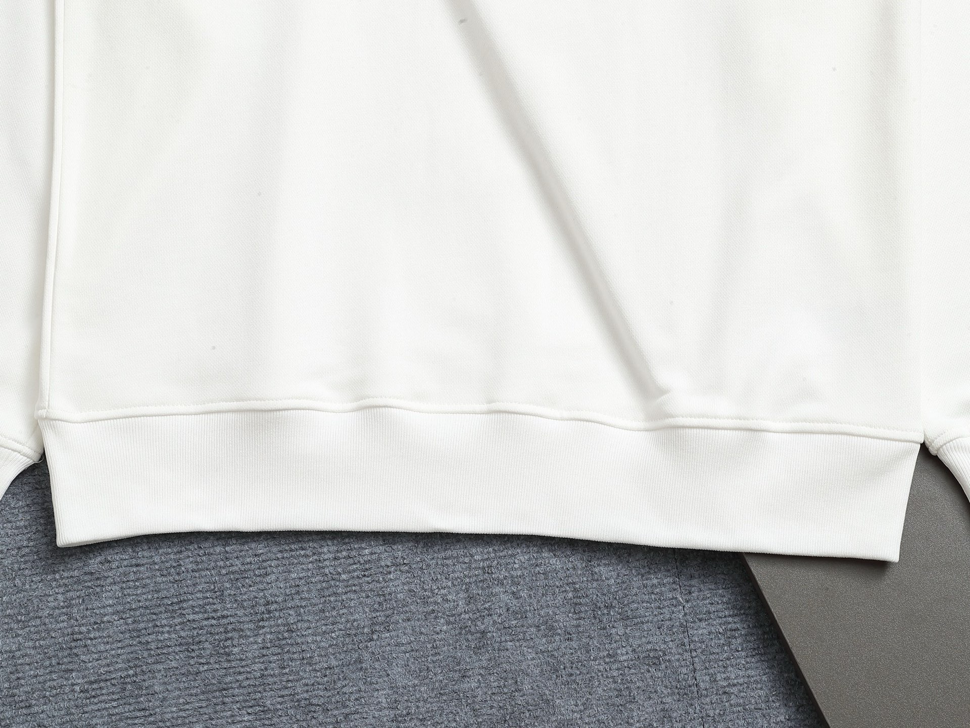 
BURBERRY/巴宝莉 420克圆领卫衣
品牌格纹领口立体凹凸字母LOGO刺绣工艺
官方同步  高版