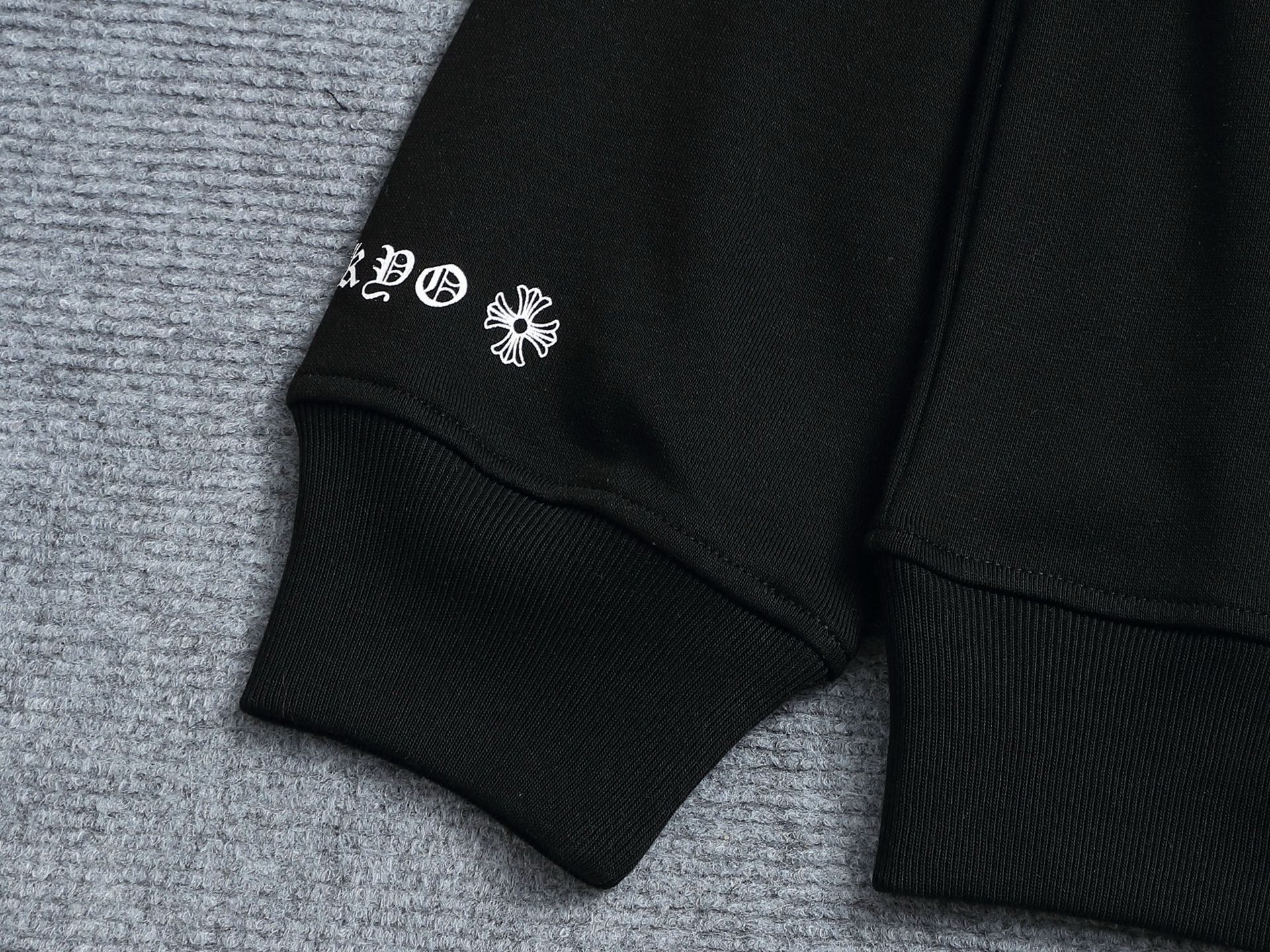 
Chrome hearts ch克罗心十字架马蹄LOGO印花工艺圆领卫衣
版型大 宽松有型区别低版本瘦