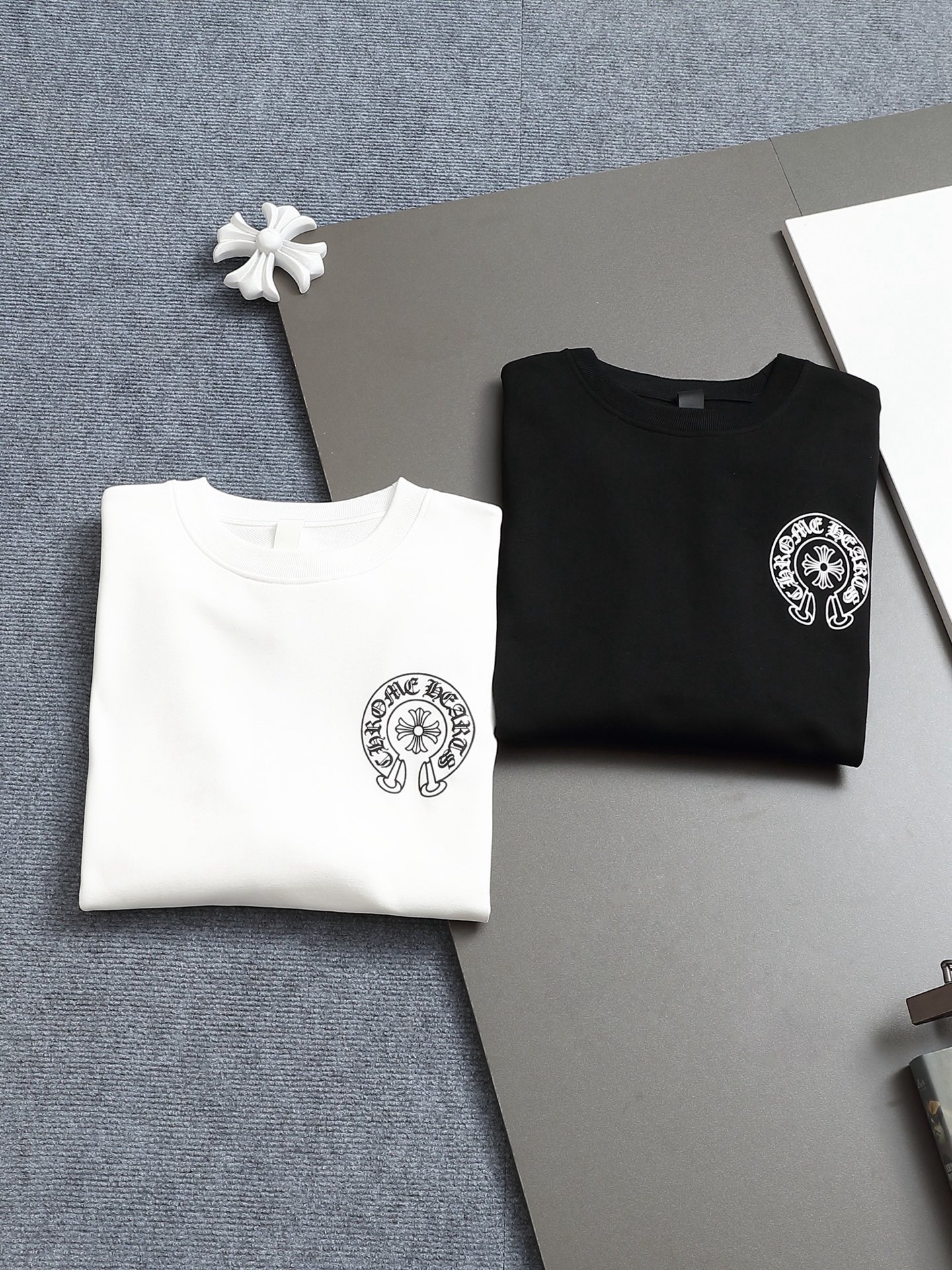 
Chrome hearts ch克罗心十字架马蹄LOGO印花工艺圆领卫衣
版型大 宽松有型区别低版本瘦