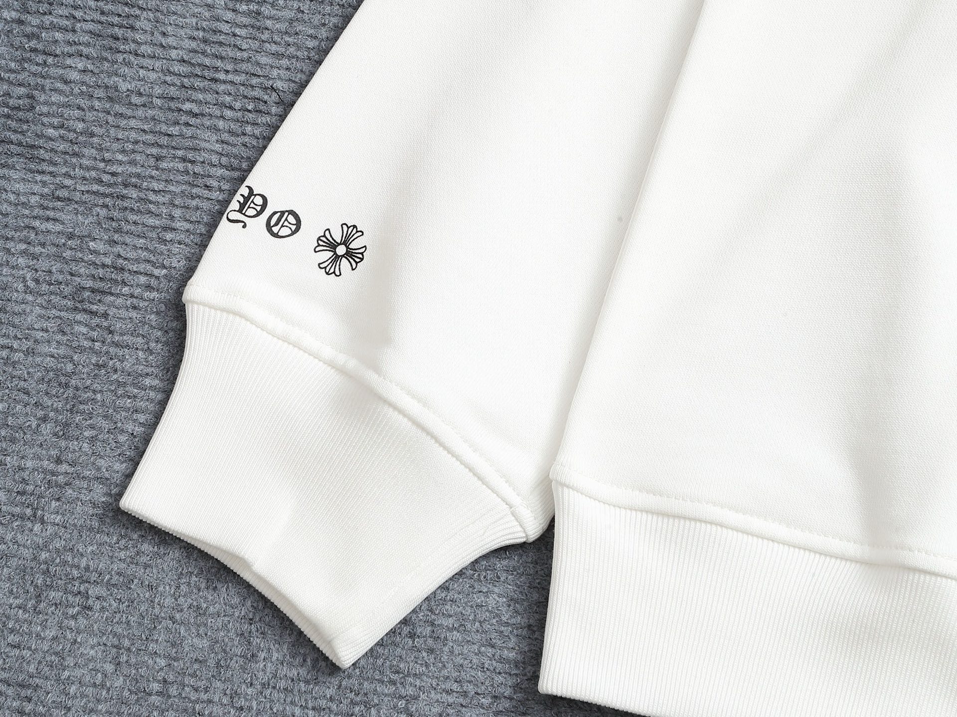 
Chrome hearts ch克罗心十字架马蹄LOGO印花工艺圆领卫衣
版型大 宽松有型区别低版本瘦