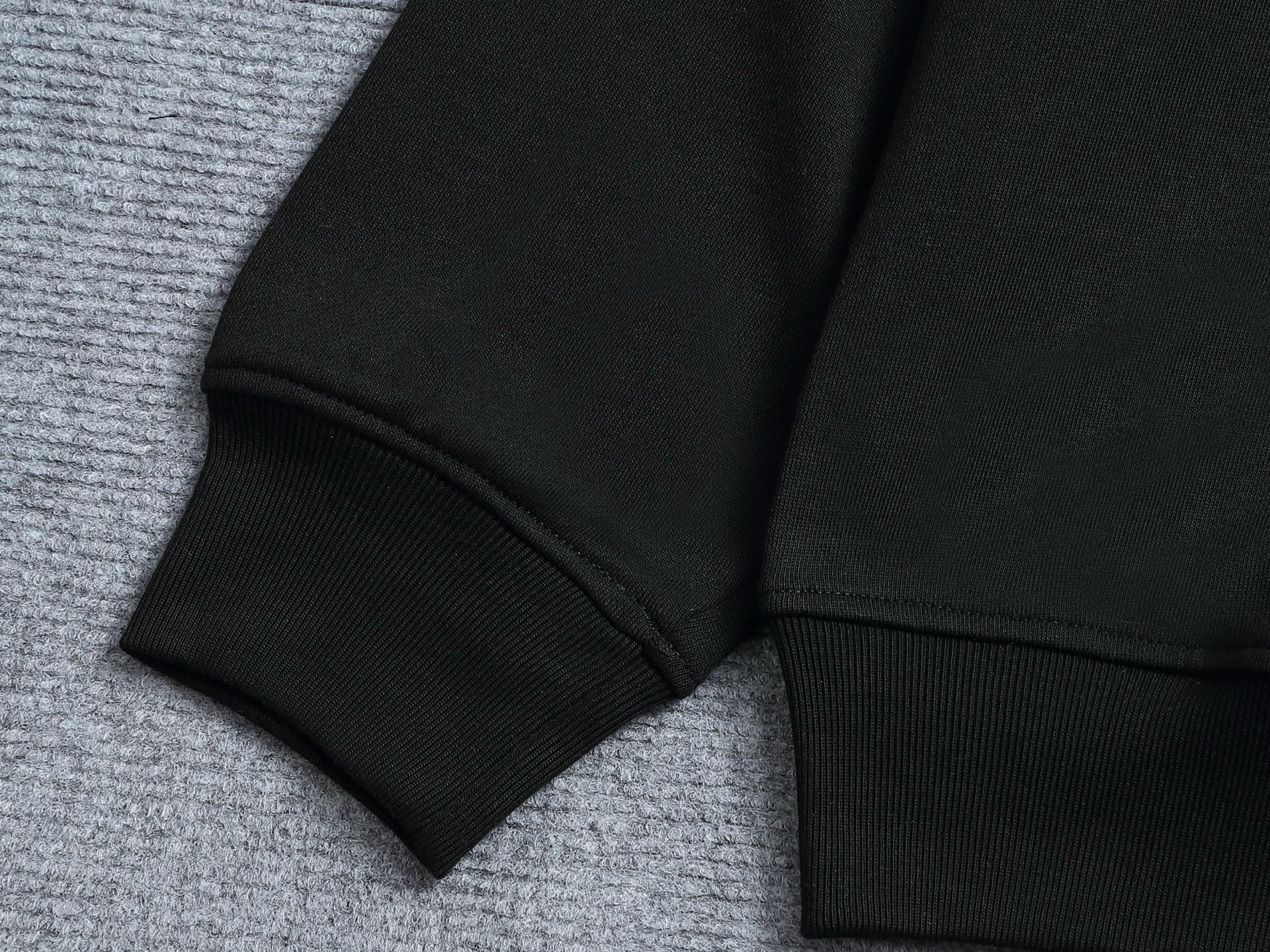 
BURBERRY 巴宝莉 Logo经典战马徽章刺绣
精致升级，灵感源自八十年代复古
原版面料 官方同款