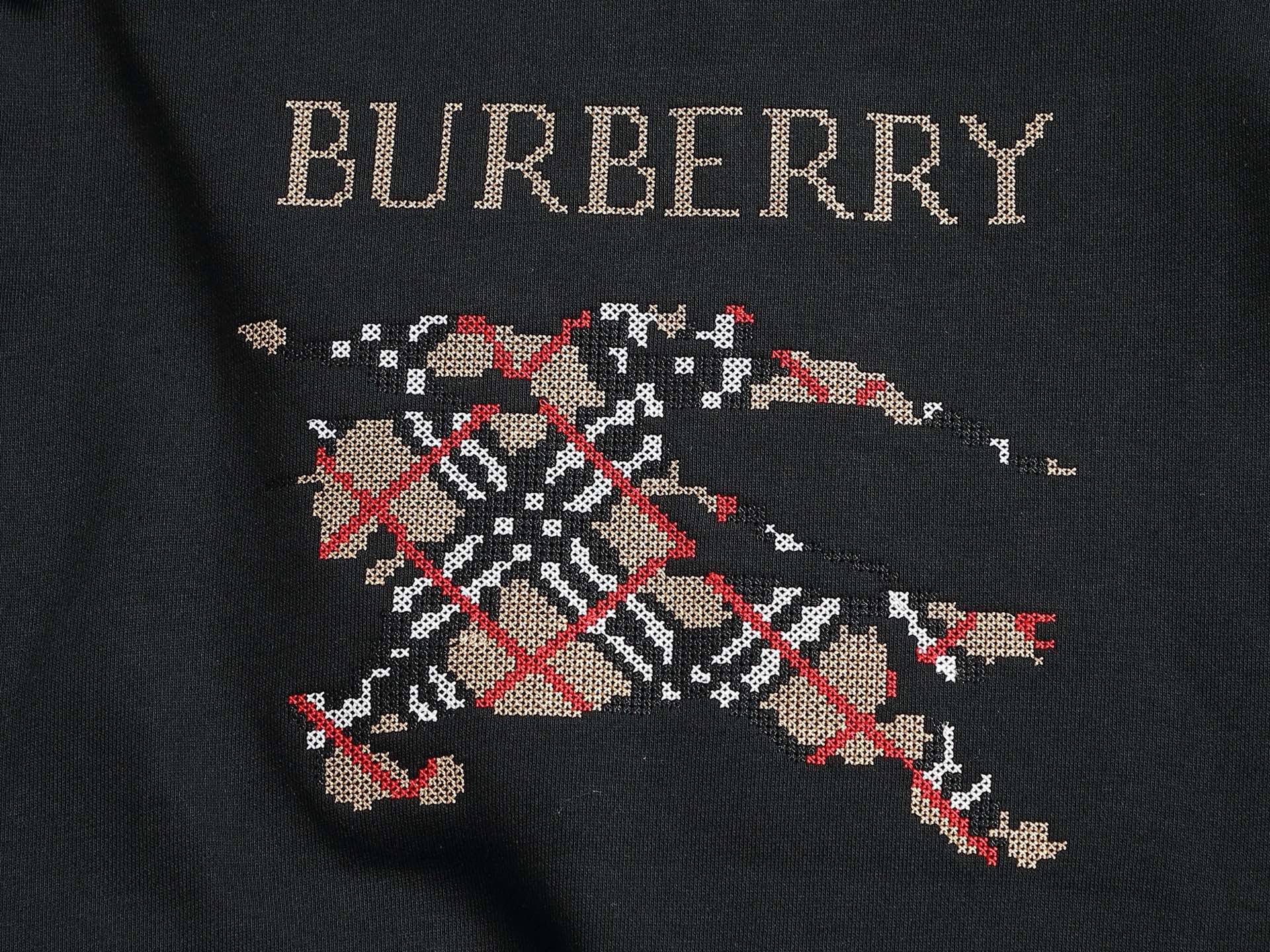 
BURBERRY 巴宝莉 Logo经典战马徽章刺绣
精致升级，灵感源自八十年代复古
原版面料 官方同款