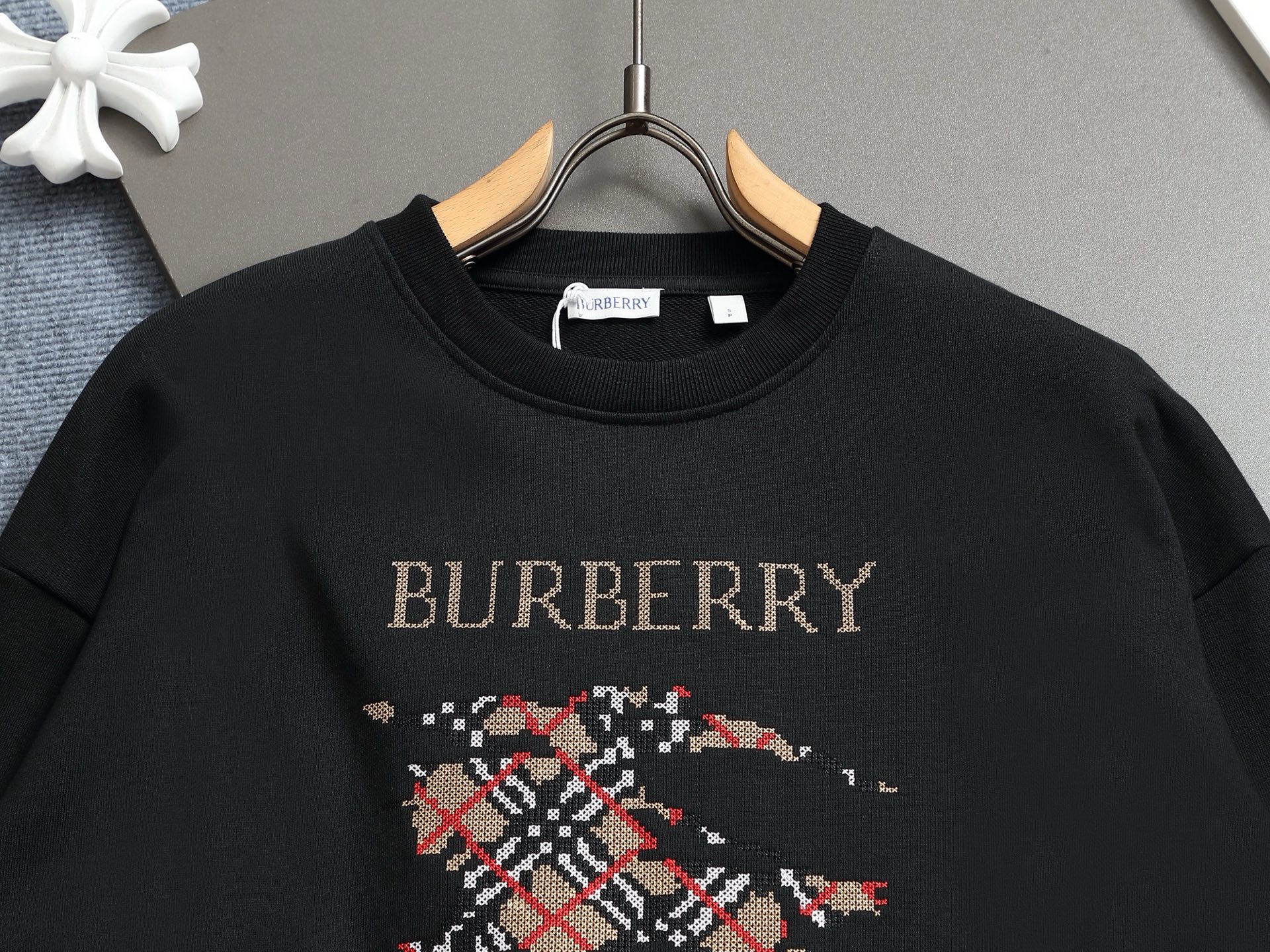 
BURBERRY 巴宝莉 Logo经典战马徽章刺绣
精致升级，灵感源自八十年代复古
原版面料 官方同款