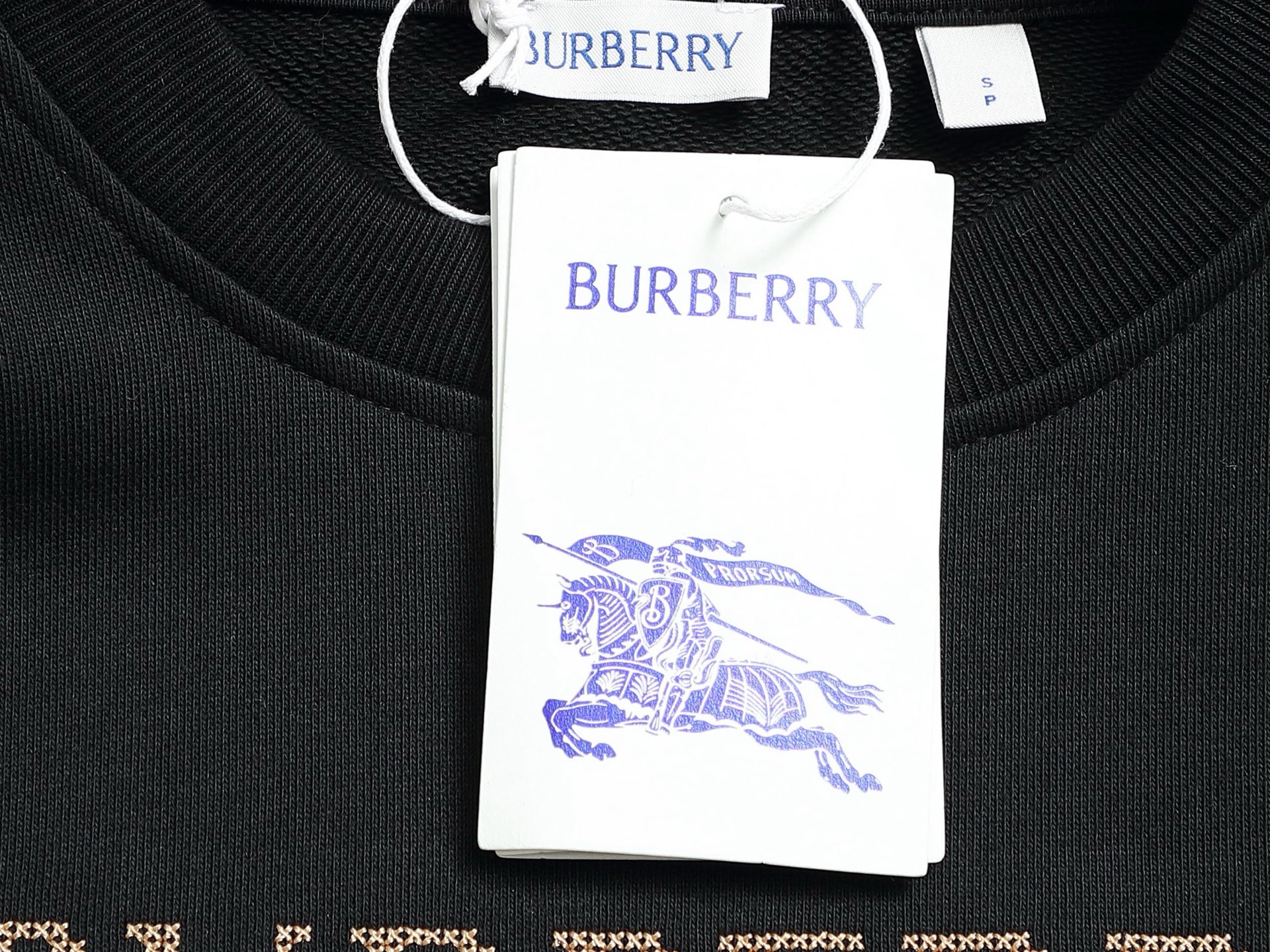 
BURBERRY 巴宝莉 Logo经典战马徽章刺绣
精致升级，灵感源自八十年代复古
原版面料 官方同款