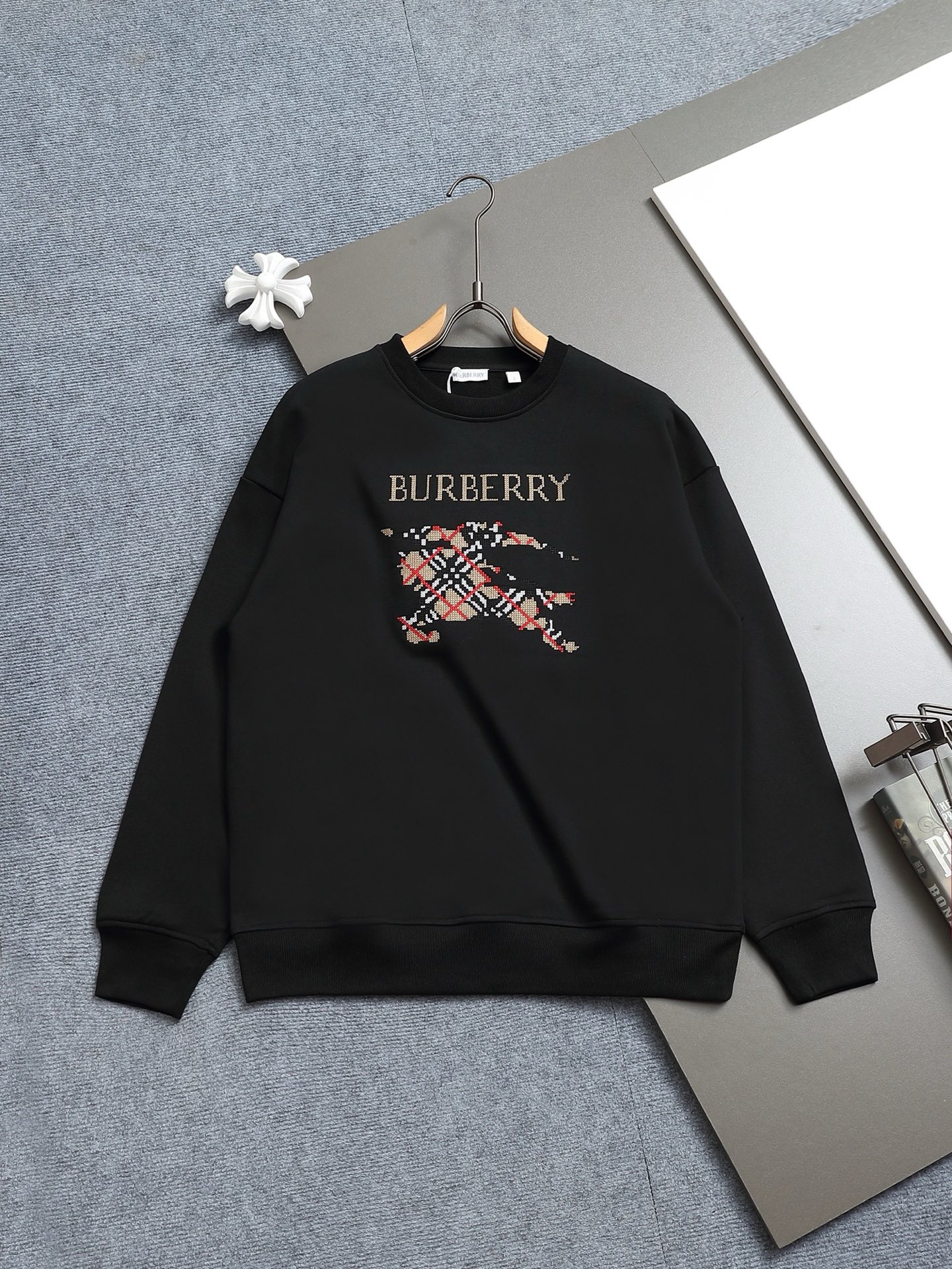 
BURBERRY 巴宝莉 Logo经典战马徽章刺绣
精致升级，灵感源自八十年代复古
原版面料 官方同款