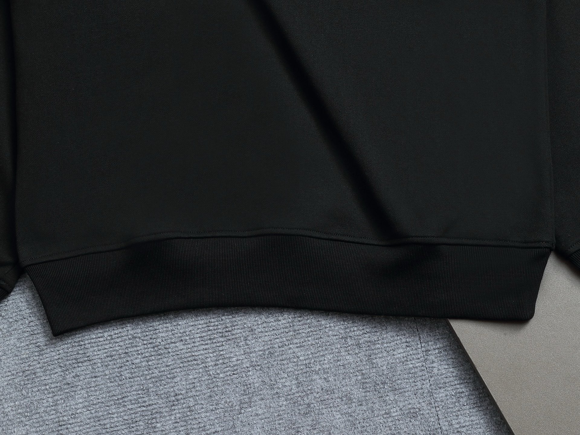 
BURBERRY 巴宝莉 Logo经典战马徽章刺绣
精致升级，灵感源自八十年代复古
原版面料 官方同款