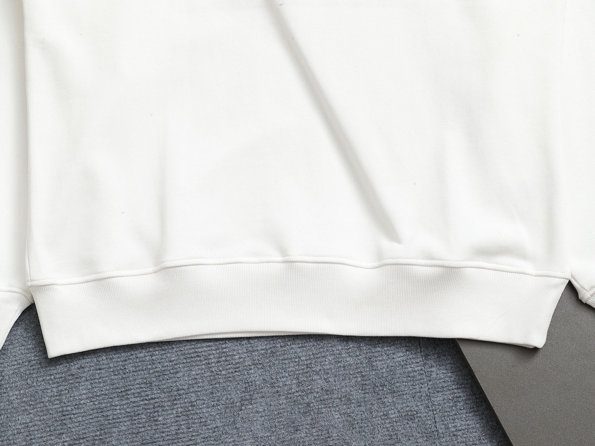 
BURBERRY 巴宝莉 Logo经典战马徽章刺绣
精致升级，灵感源自八十年代复古
原版面料 官方同款