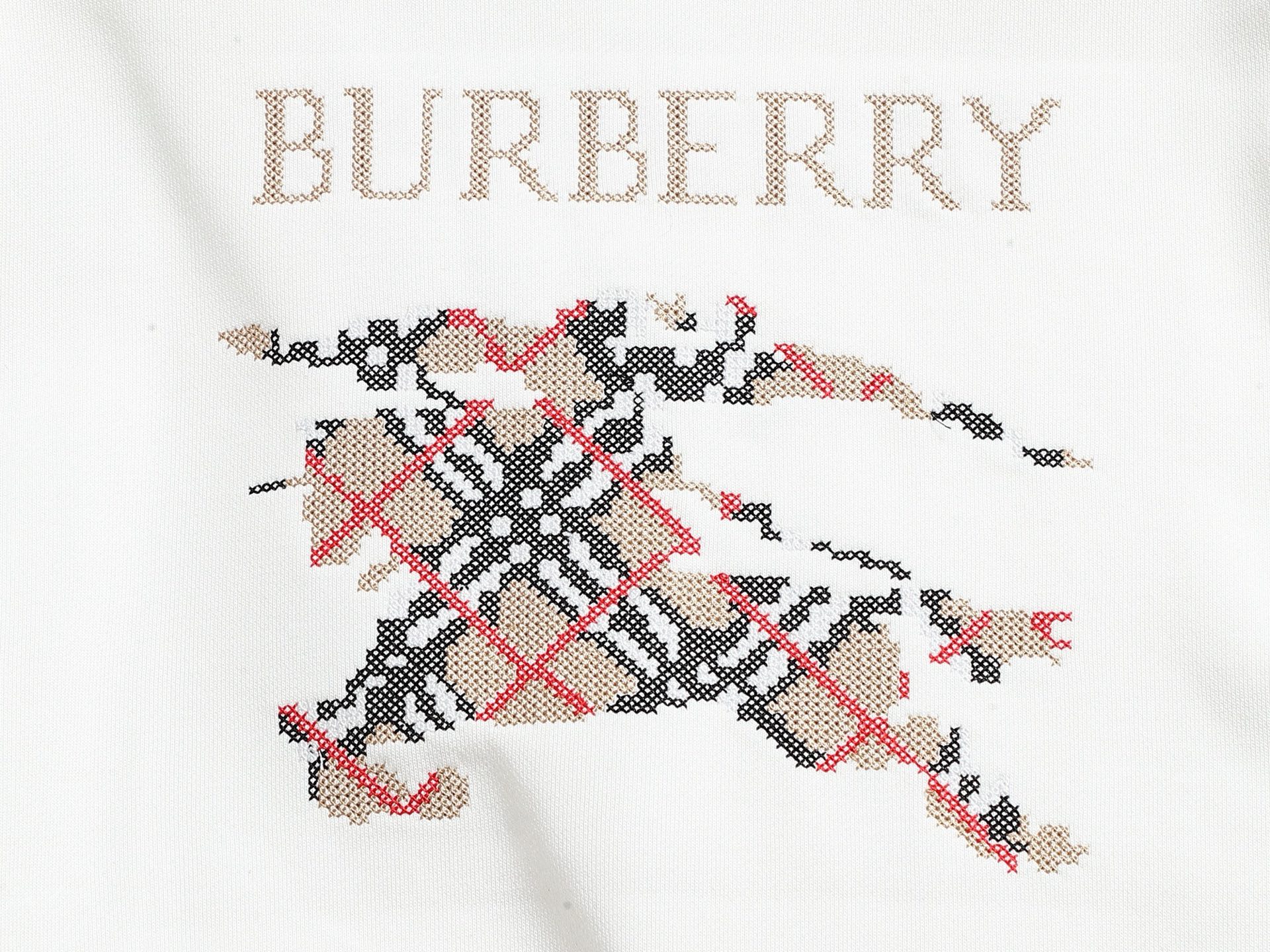 
BURBERRY 巴宝莉 Logo经典战马徽章刺绣
精致升级，灵感源自八十年代复古
原版面料 官方同款
