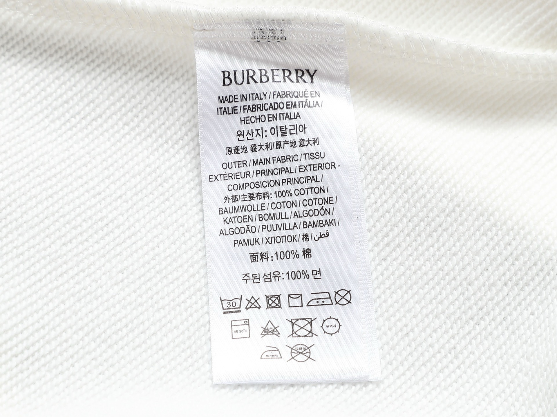 
BURBERRY 巴宝莉 Logo经典战马徽章刺绣
精致升级，灵感源自八十年代复古
原版面料 官方同款