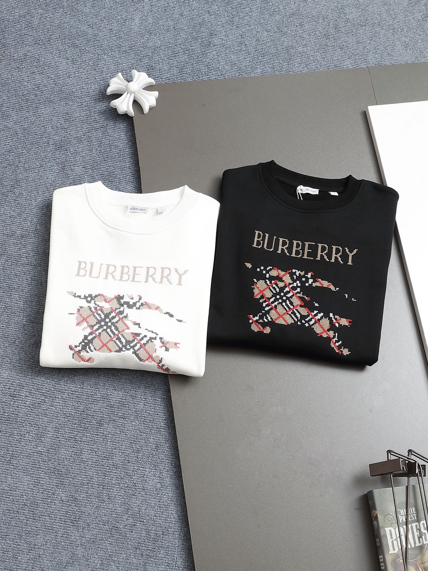 
BURBERRY 巴宝莉 Logo经典战马徽章刺绣
精致升级，灵感源自八十年代复古
原版面料 官方同款
